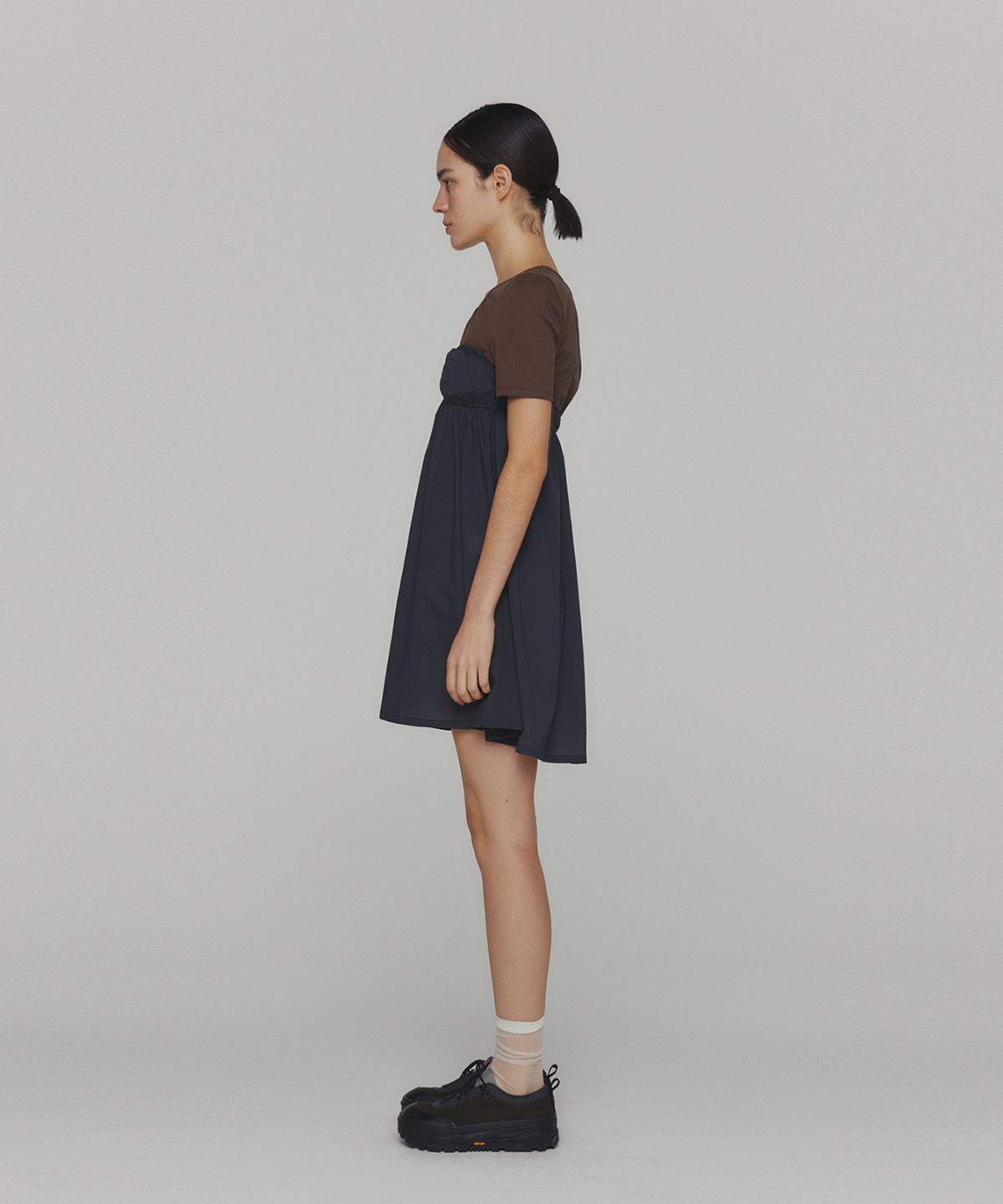 아모멘토(AMOMENTO) NECK SHIRRING SHORT SLEEVE TOP_BROWN