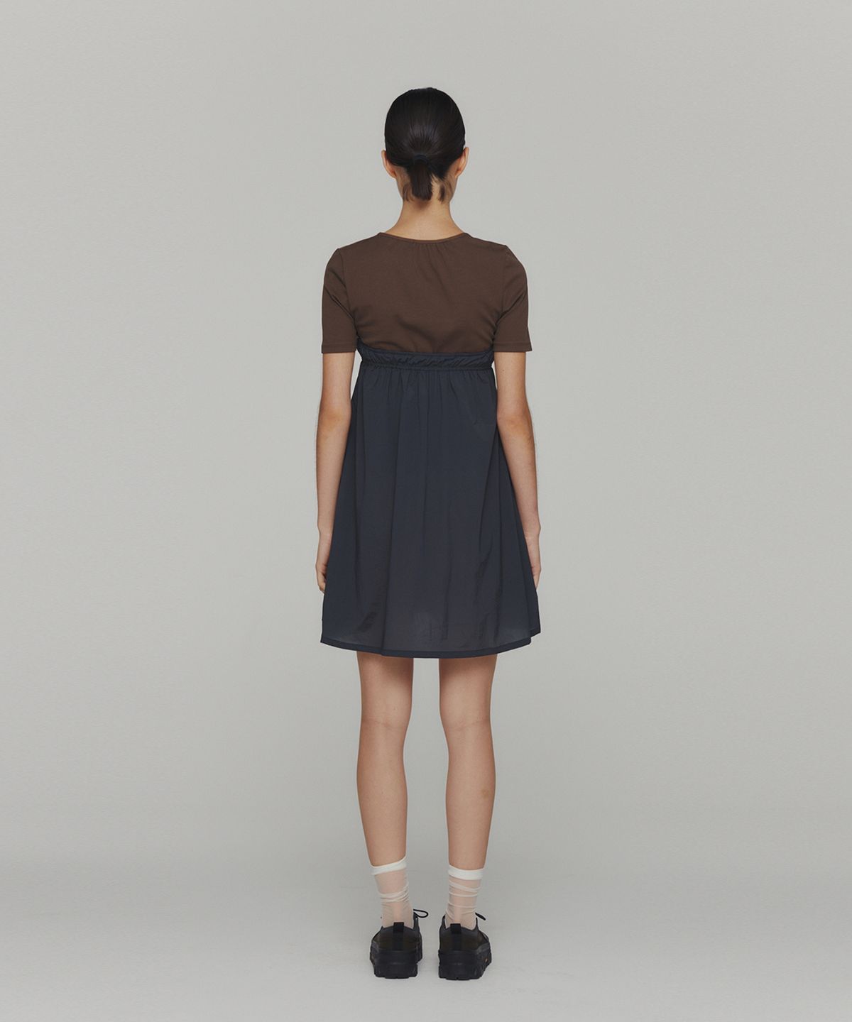 아모멘토(AMOMENTO) NECK SHIRRING SHORT SLEEVE TOP_BROWN