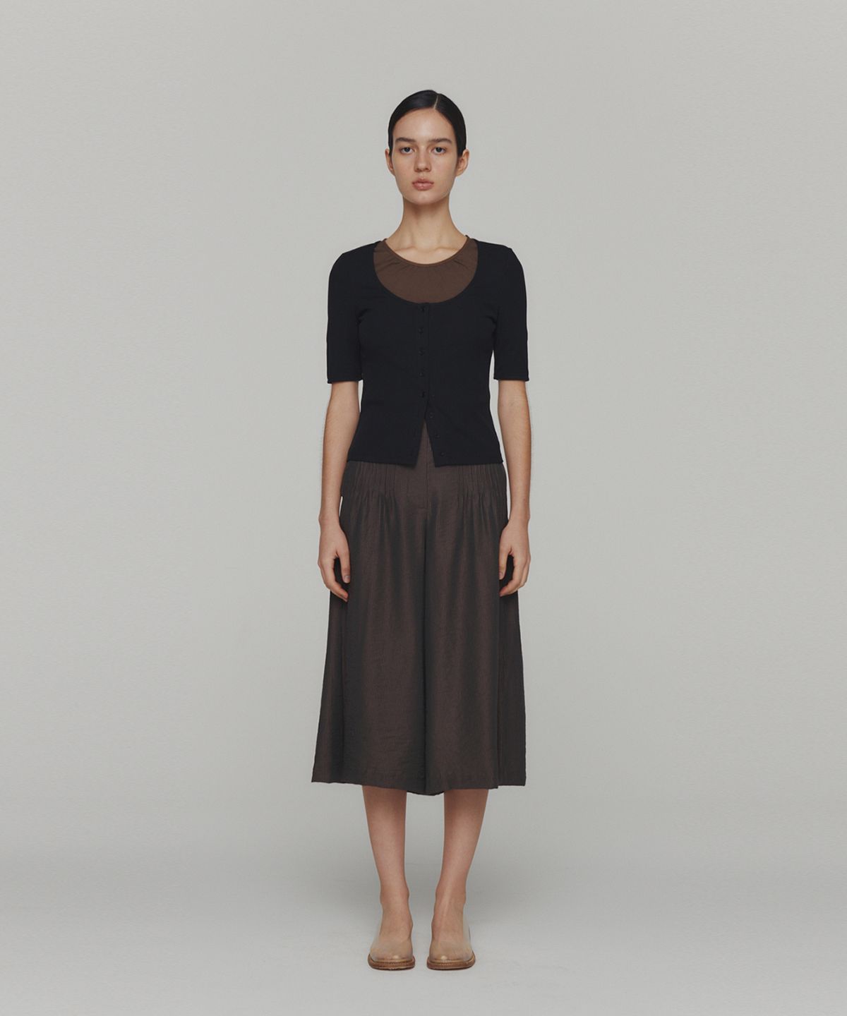 아모멘토(AMOMENTO) NECK SHIRRING SHORT SLEEVE TOP_BROWN