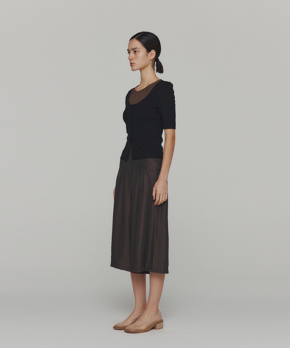 아모멘토(AMOMENTO) NECK SHIRRING SHORT SLEEVE TOP_BROWN