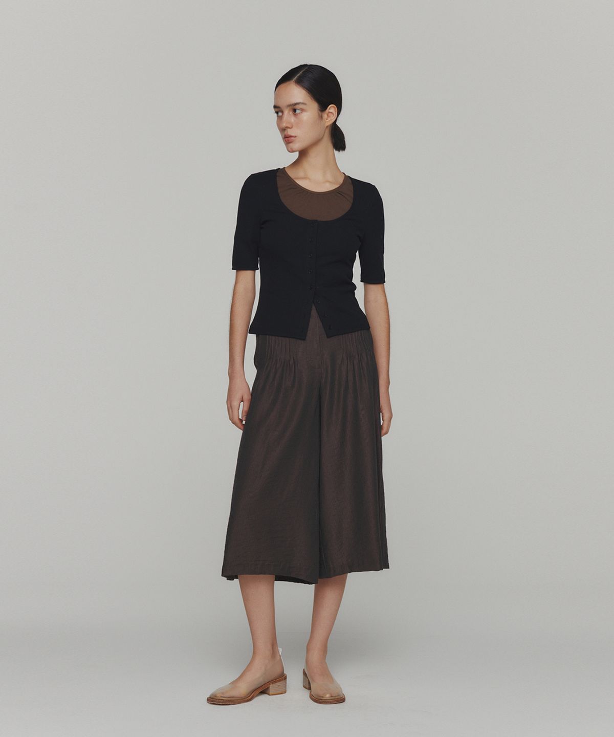 아모멘토(AMOMENTO) NECK SHIRRING SHORT SLEEVE TOP_BROWN