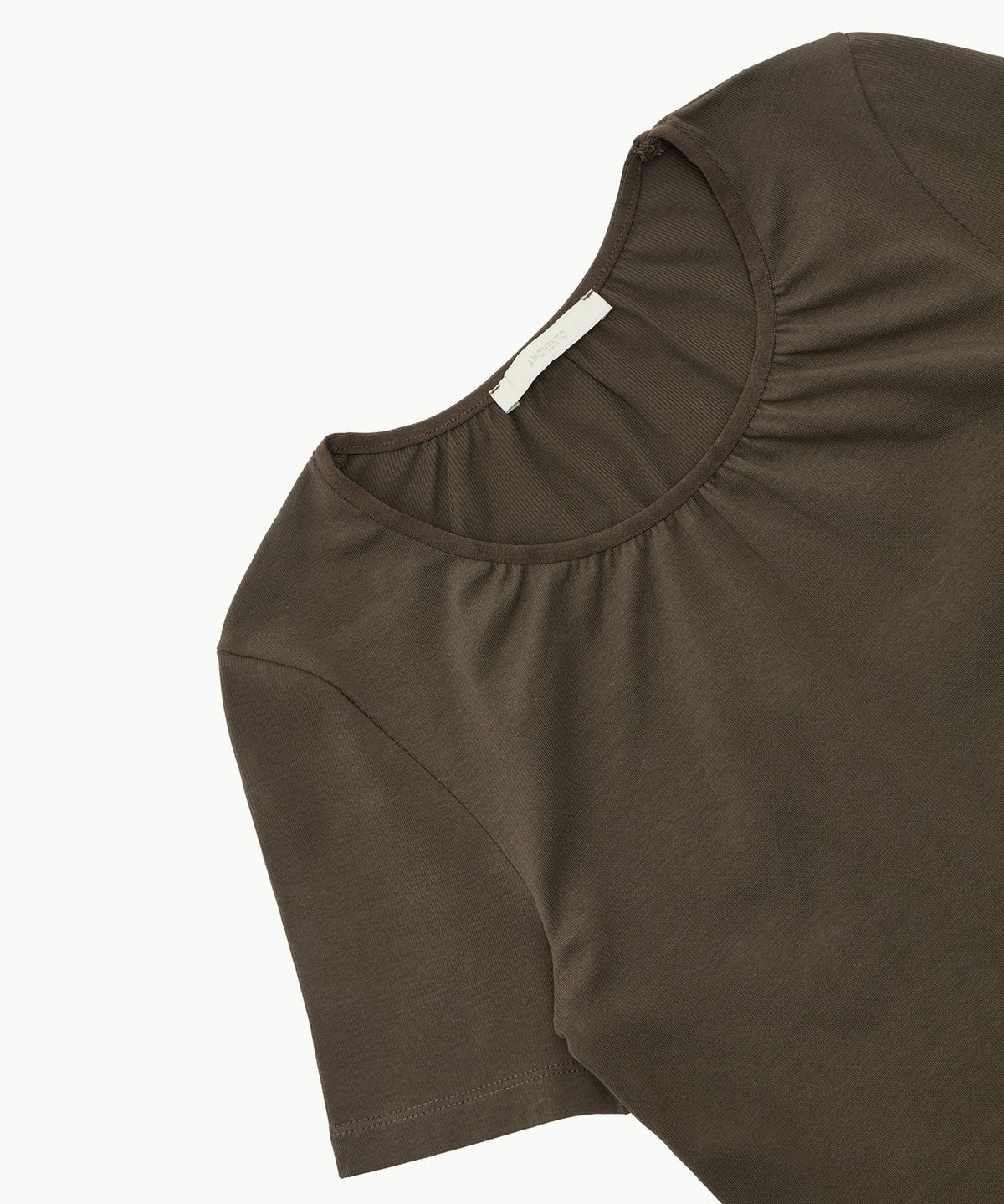아모멘토(AMOMENTO) NECK SHIRRING SHORT SLEEVE TOP_BROWN
