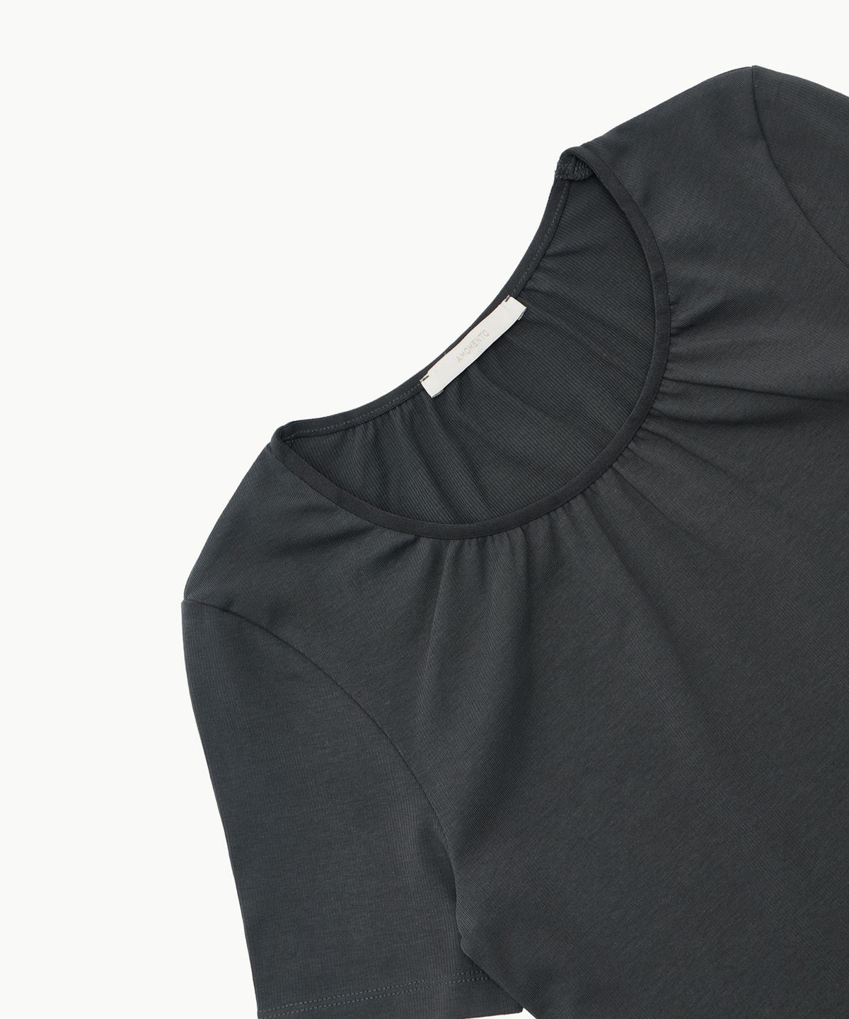 아모멘토(AMOMENTO) NECK SHIRRING SHORT SLEEVE TOP_CHARCOAL