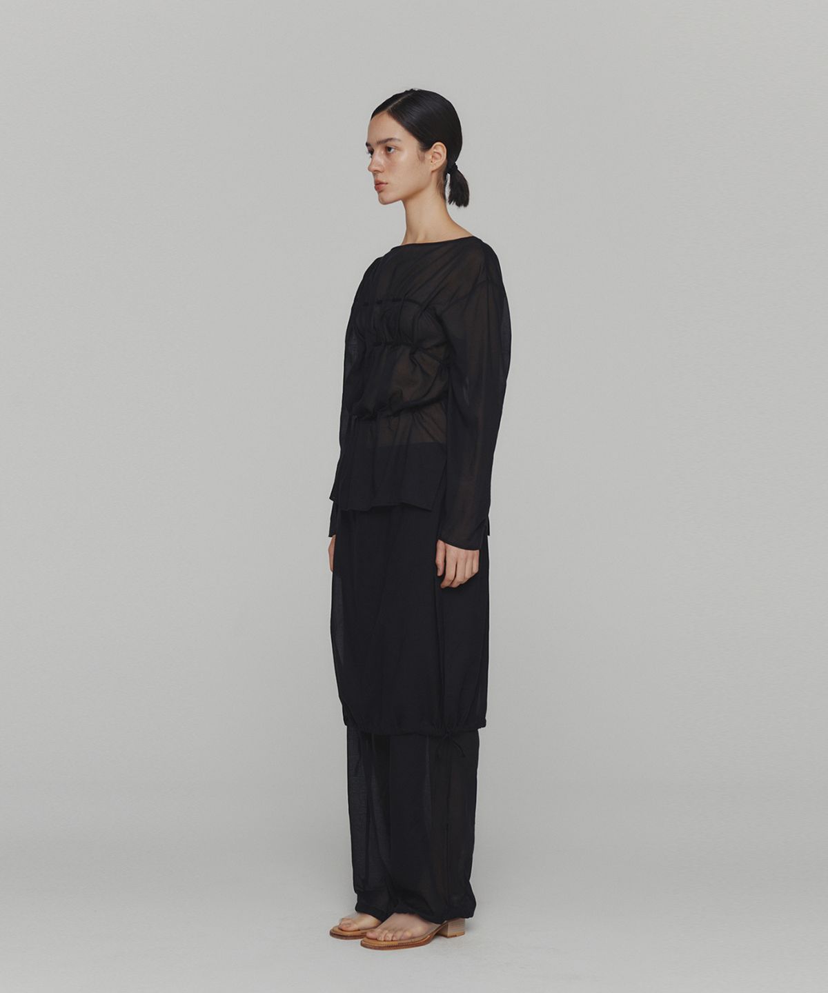 아모멘토(AMOMENTO) SHEER COTTON DRAWSTRING TOP_BLACK