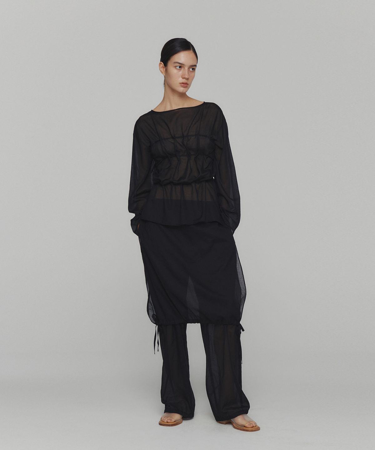 아모멘토(AMOMENTO) SHEER COTTON DRAWSTRING TOP_BLACK