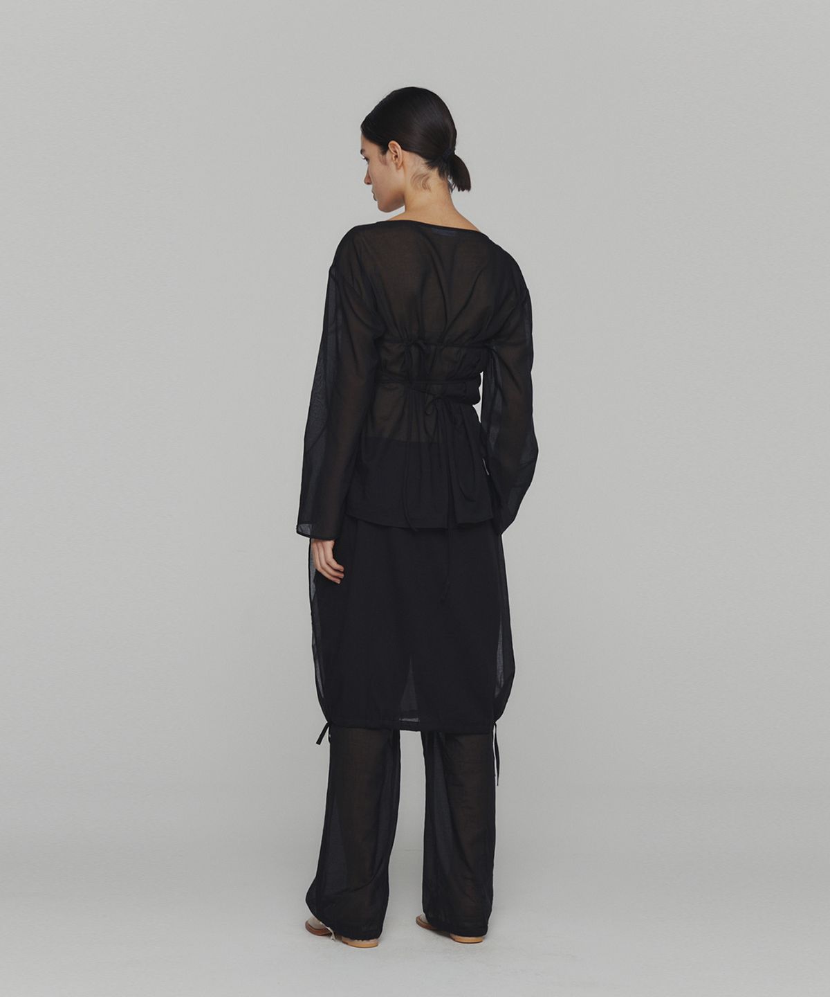 아모멘토(AMOMENTO) SHEER COTTON DRAWSTRING TOP_BLACK