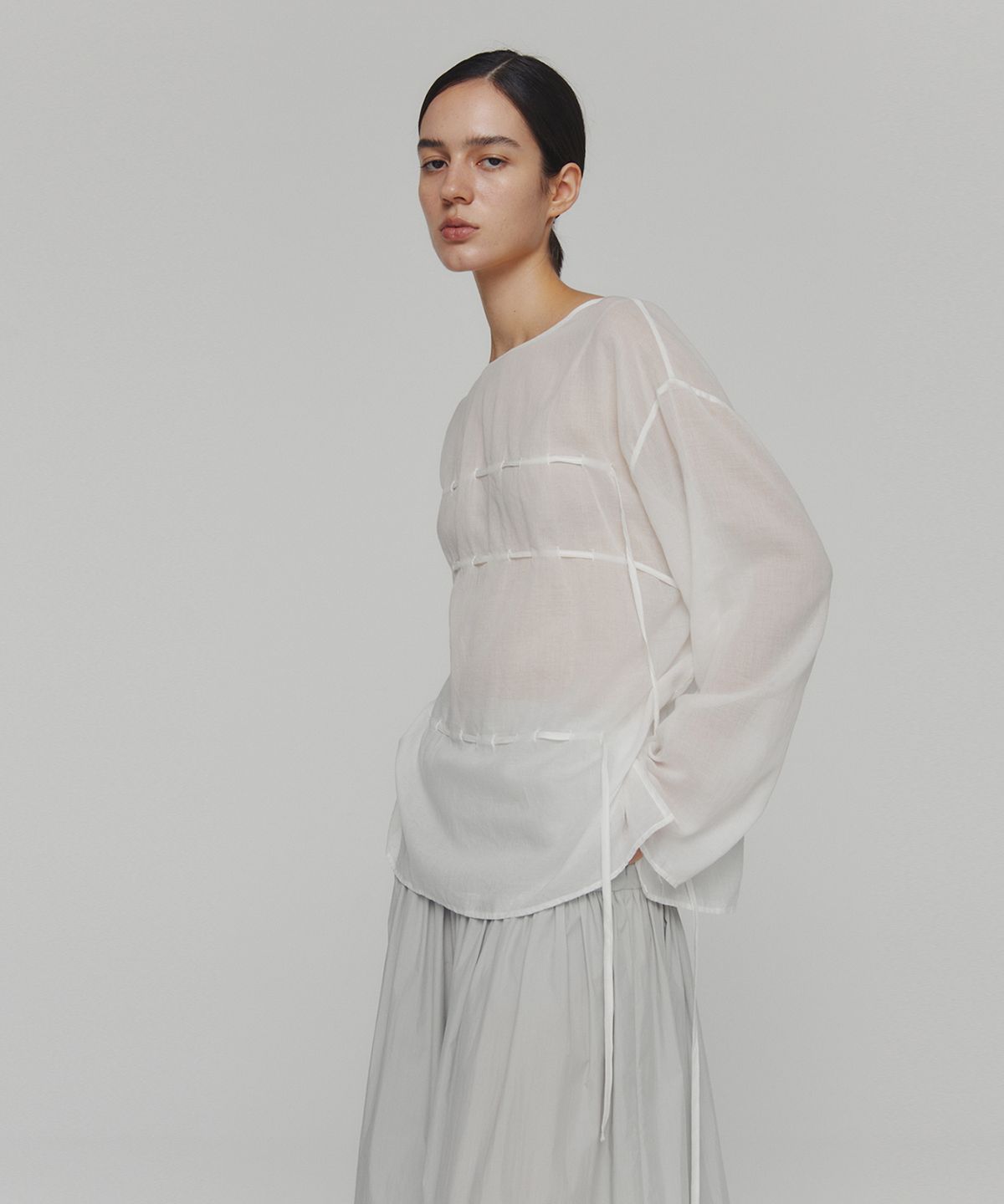 아모멘토(AMOMENTO) SHEER COTTON DRAWSTRING TOP_WHITE