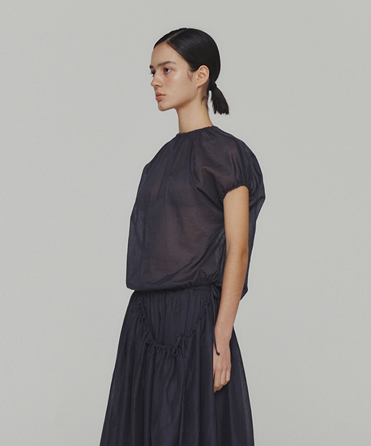 아모멘토(AMOMENTO) SHEER VOLUME SHIRRING TOP_NAVY
