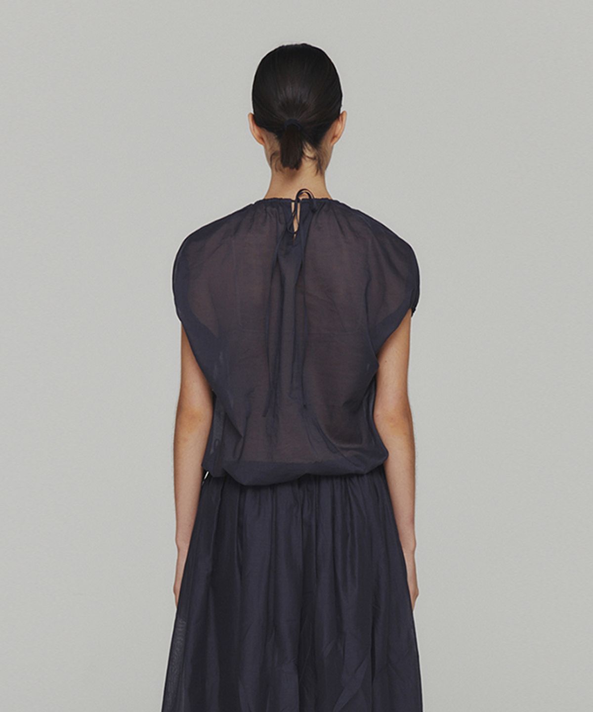 아모멘토(AMOMENTO) SHEER VOLUME SHIRRING TOP_NAVY
