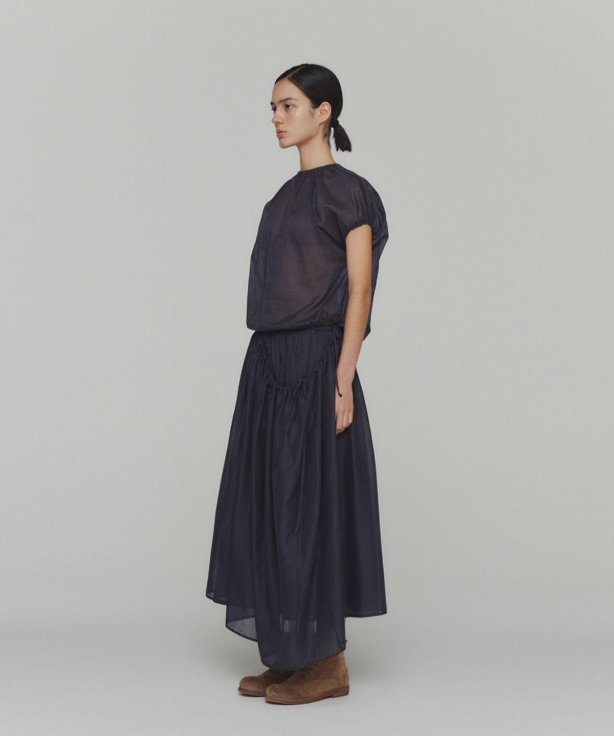 아모멘토(AMOMENTO) SHEER VOLUME SHIRRING TOP_NAVY