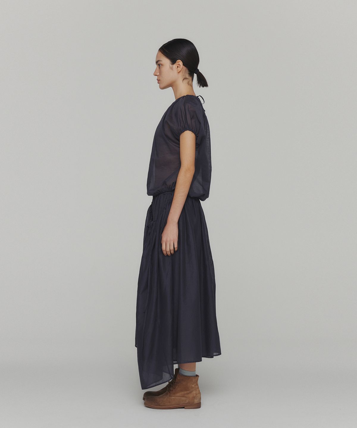 아모멘토(AMOMENTO) SHEER VOLUME SHIRRING TOP_NAVY