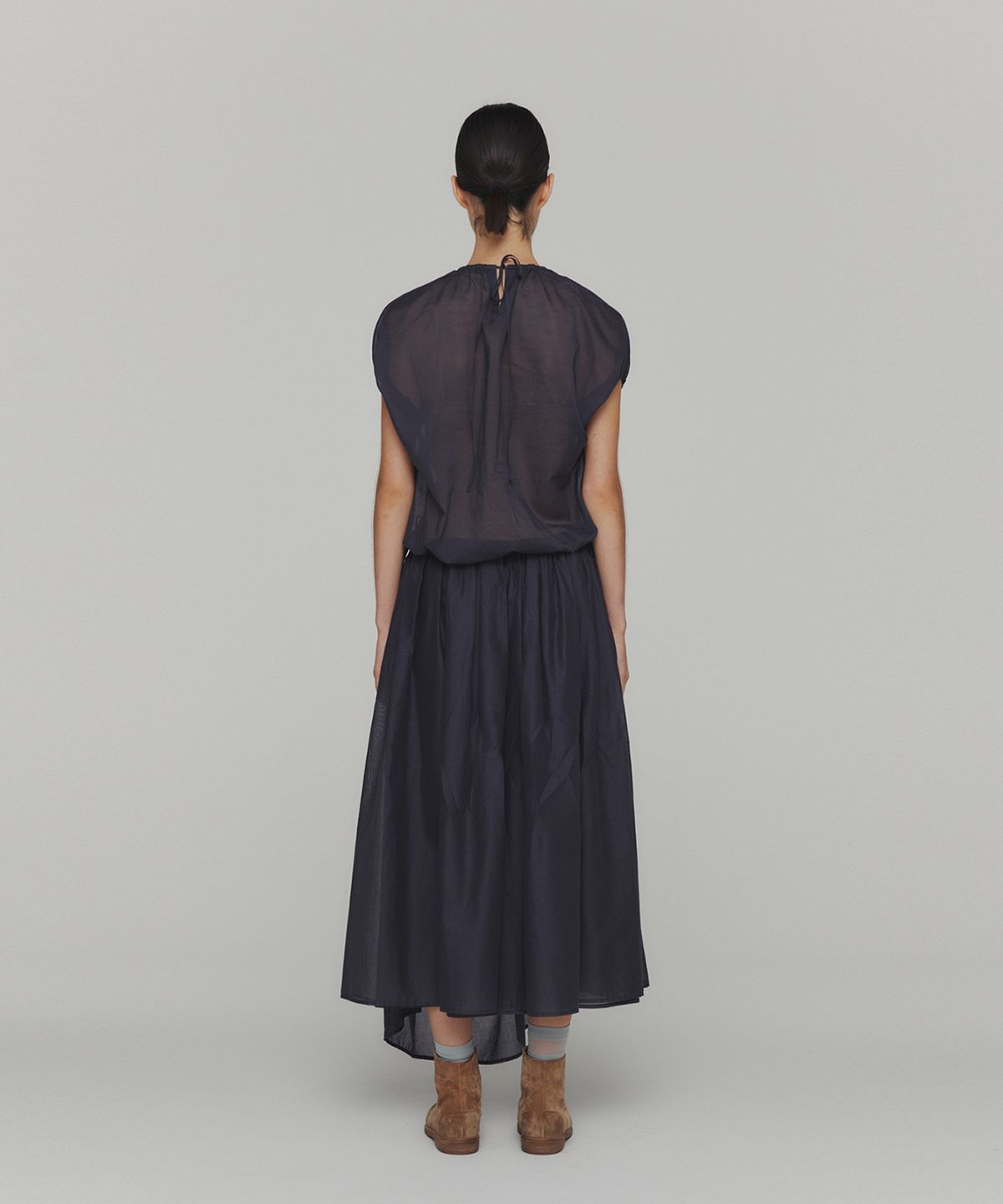 아모멘토(AMOMENTO) SHEER VOLUME SHIRRING TOP_NAVY