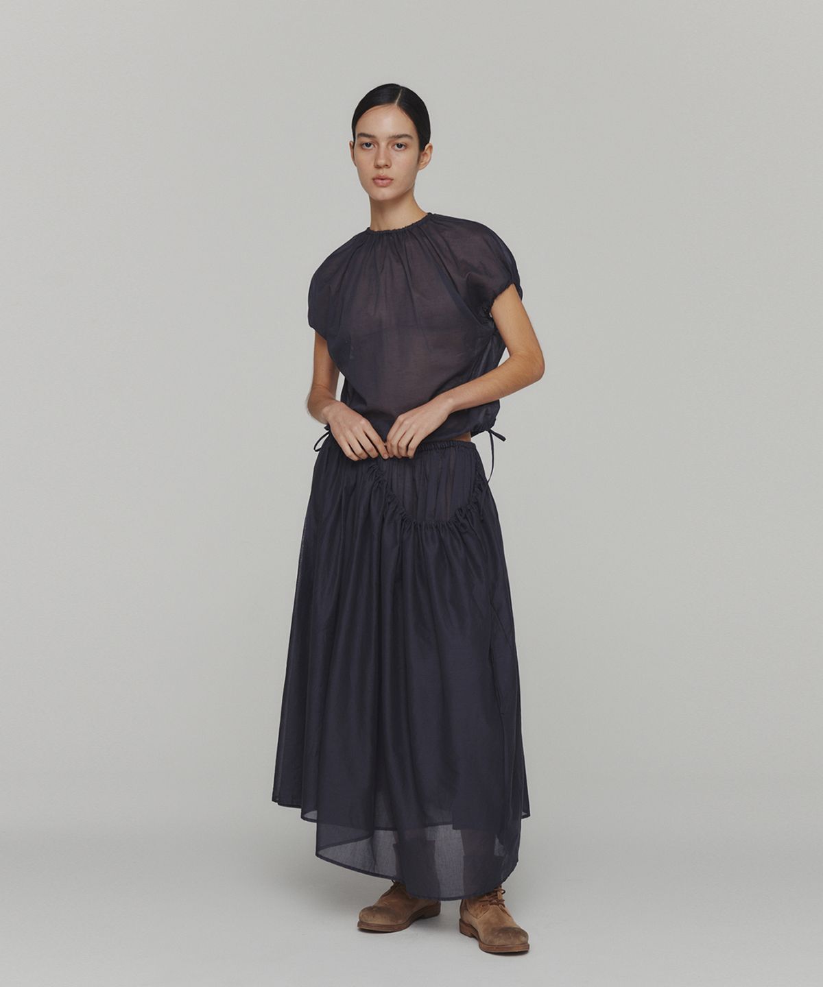 아모멘토(AMOMENTO) SHEER VOLUME SHIRRING TOP_NAVY