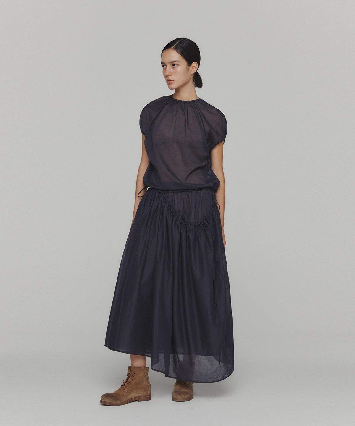 아모멘토(AMOMENTO) SHEER VOLUME SHIRRING TOP_NAVY