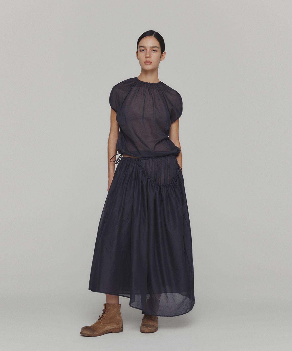 아모멘토(AMOMENTO) SHEER VOLUME SHIRRING TOP_NAVY