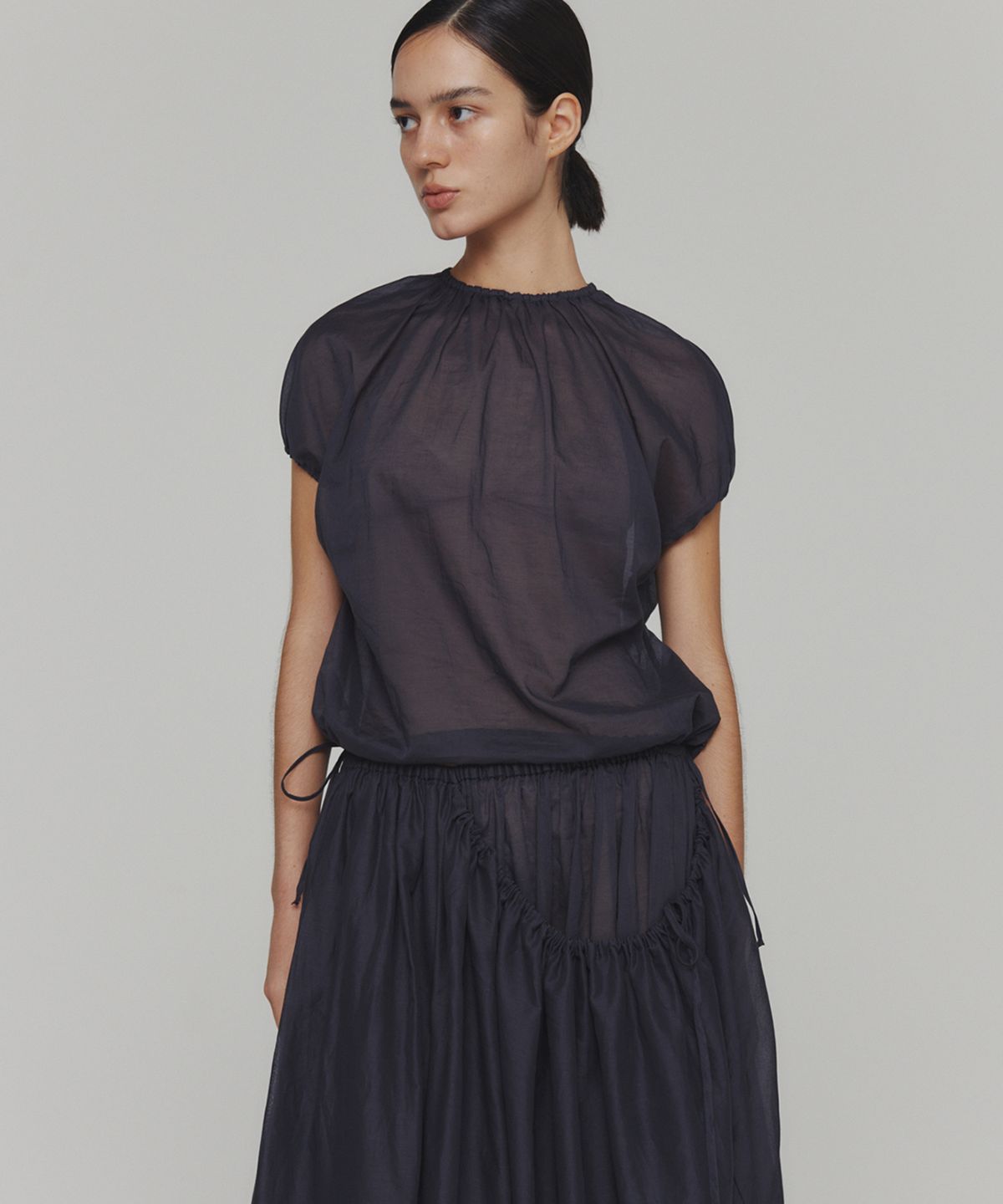 아모멘토(AMOMENTO) SHEER VOLUME SHIRRING TOP_NAVY