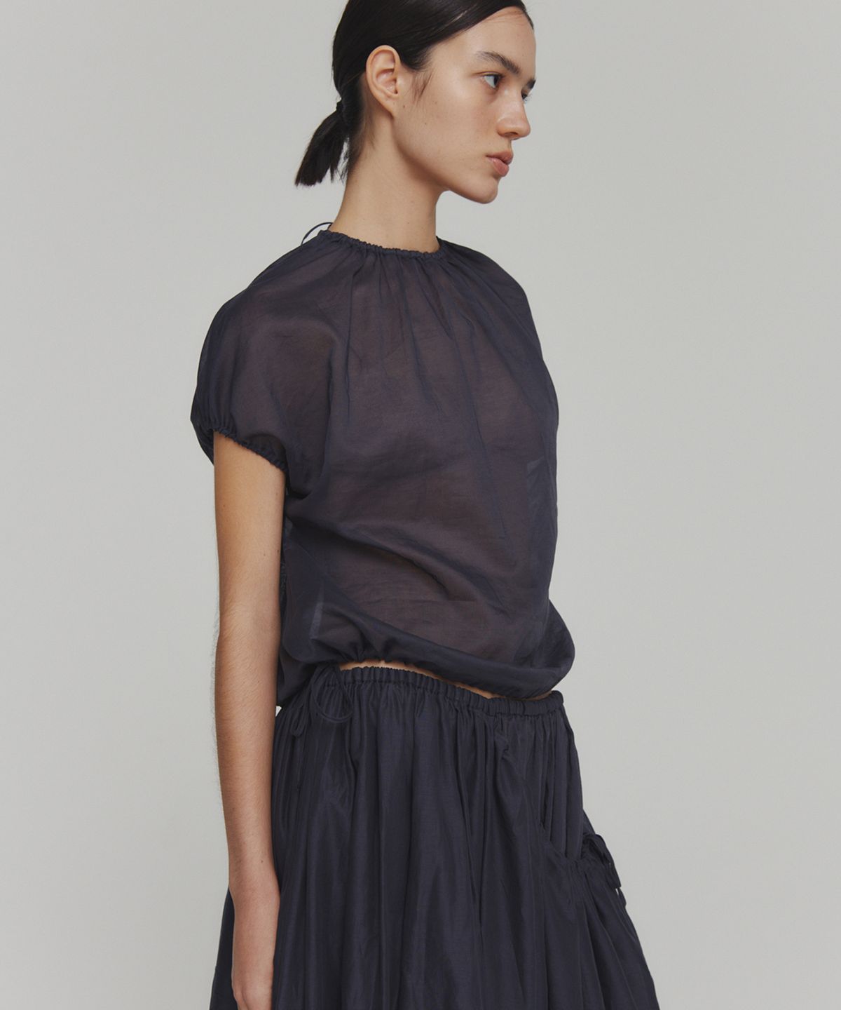 아모멘토(AMOMENTO) SHEER VOLUME SHIRRING TOP_NAVY