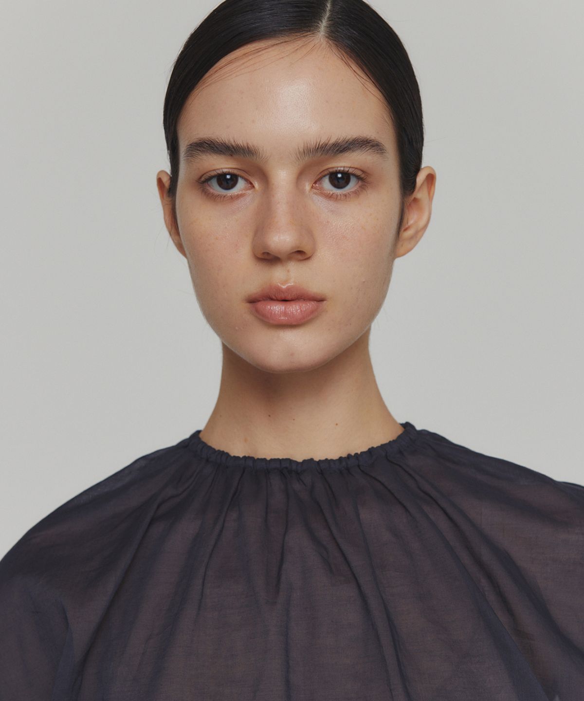 아모멘토(AMOMENTO) SHEER VOLUME SHIRRING TOP_NAVY