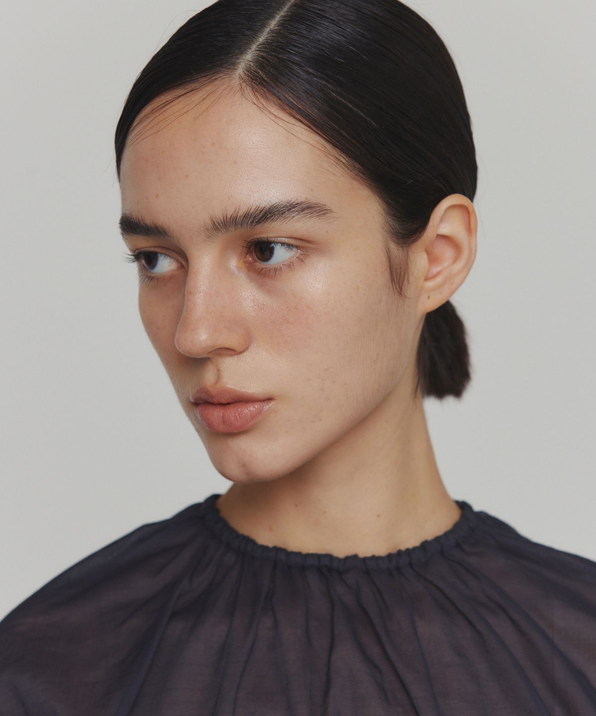 아모멘토(AMOMENTO) SHEER VOLUME SHIRRING TOP_NAVY