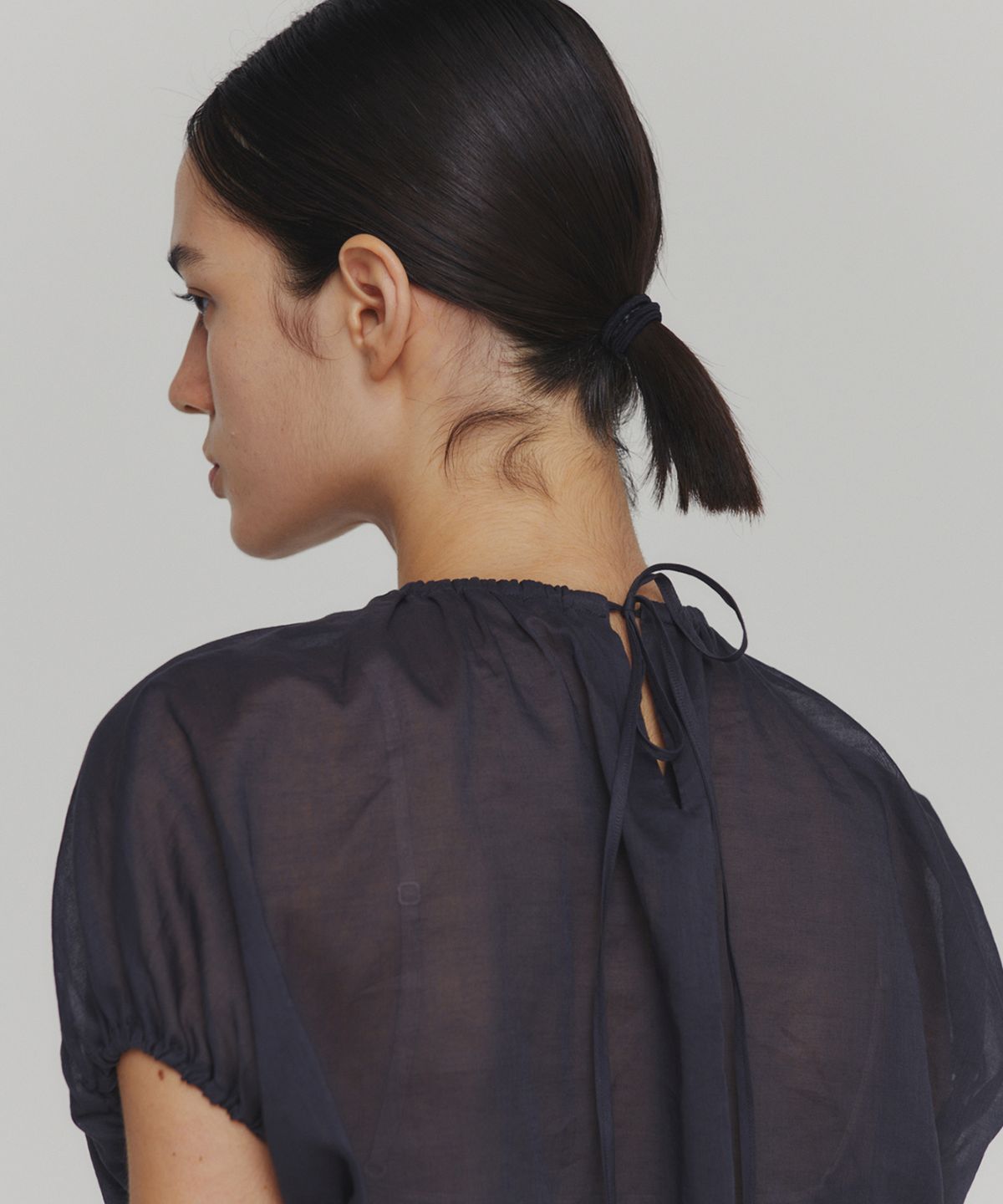아모멘토(AMOMENTO) SHEER VOLUME SHIRRING TOP_NAVY