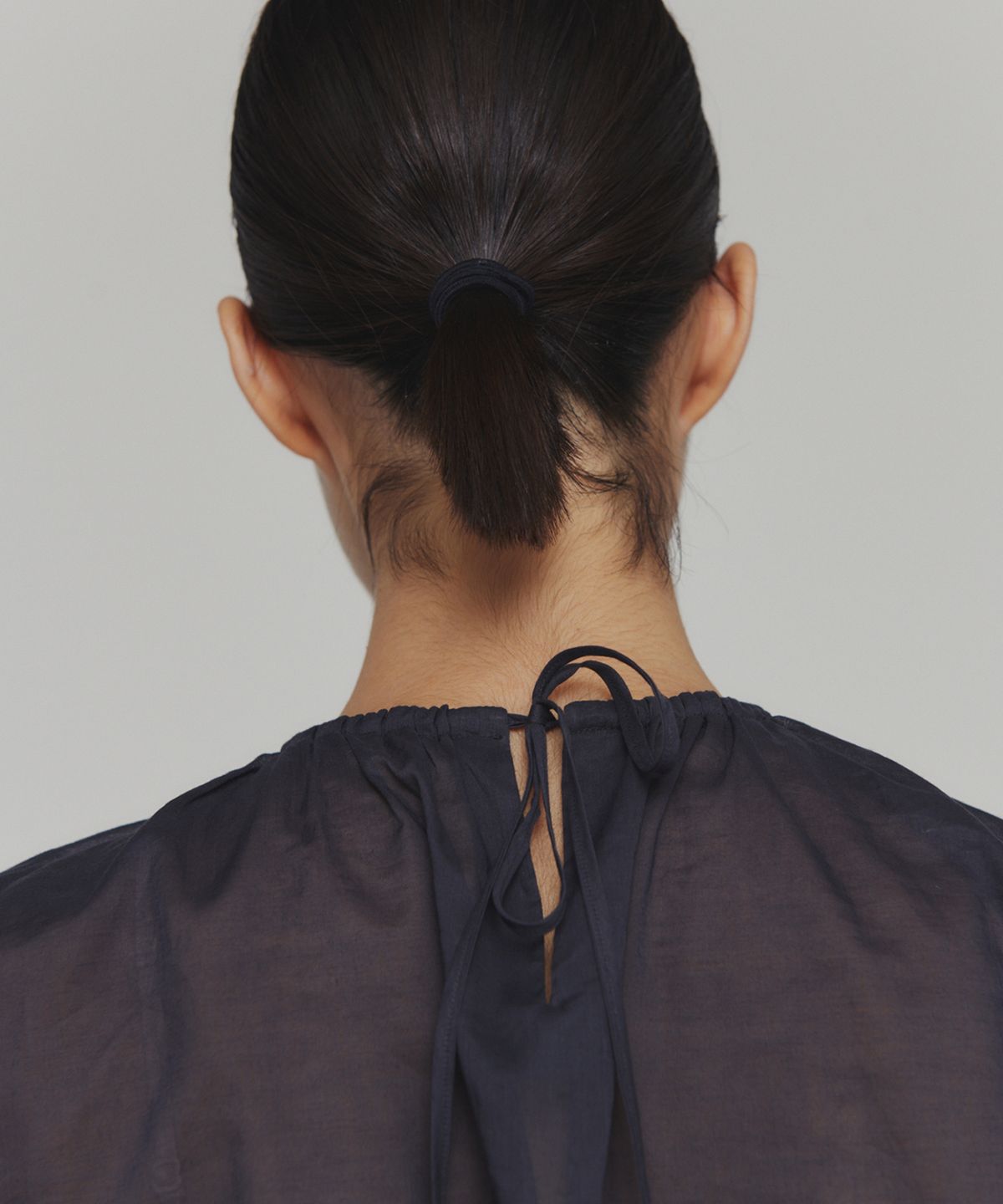 아모멘토(AMOMENTO) SHEER VOLUME SHIRRING TOP_NAVY