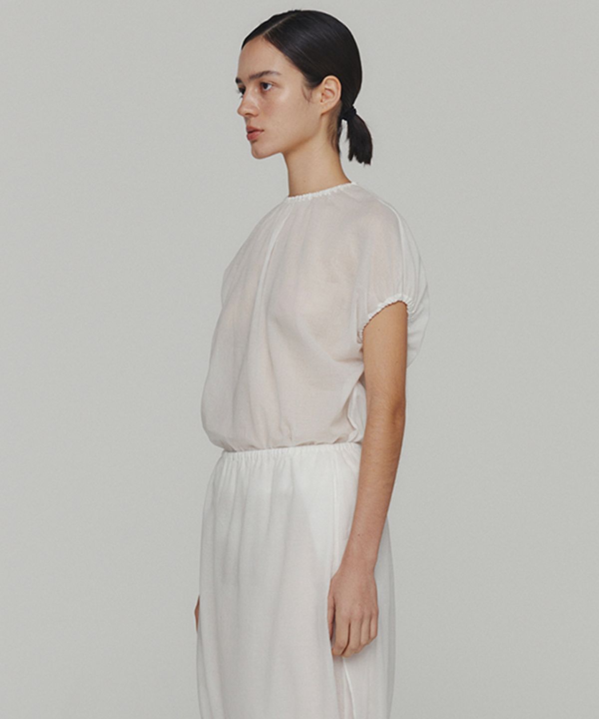 아모멘토(AMOMENTO) SHEER VOLUME SHIRRING TOP_WHITE