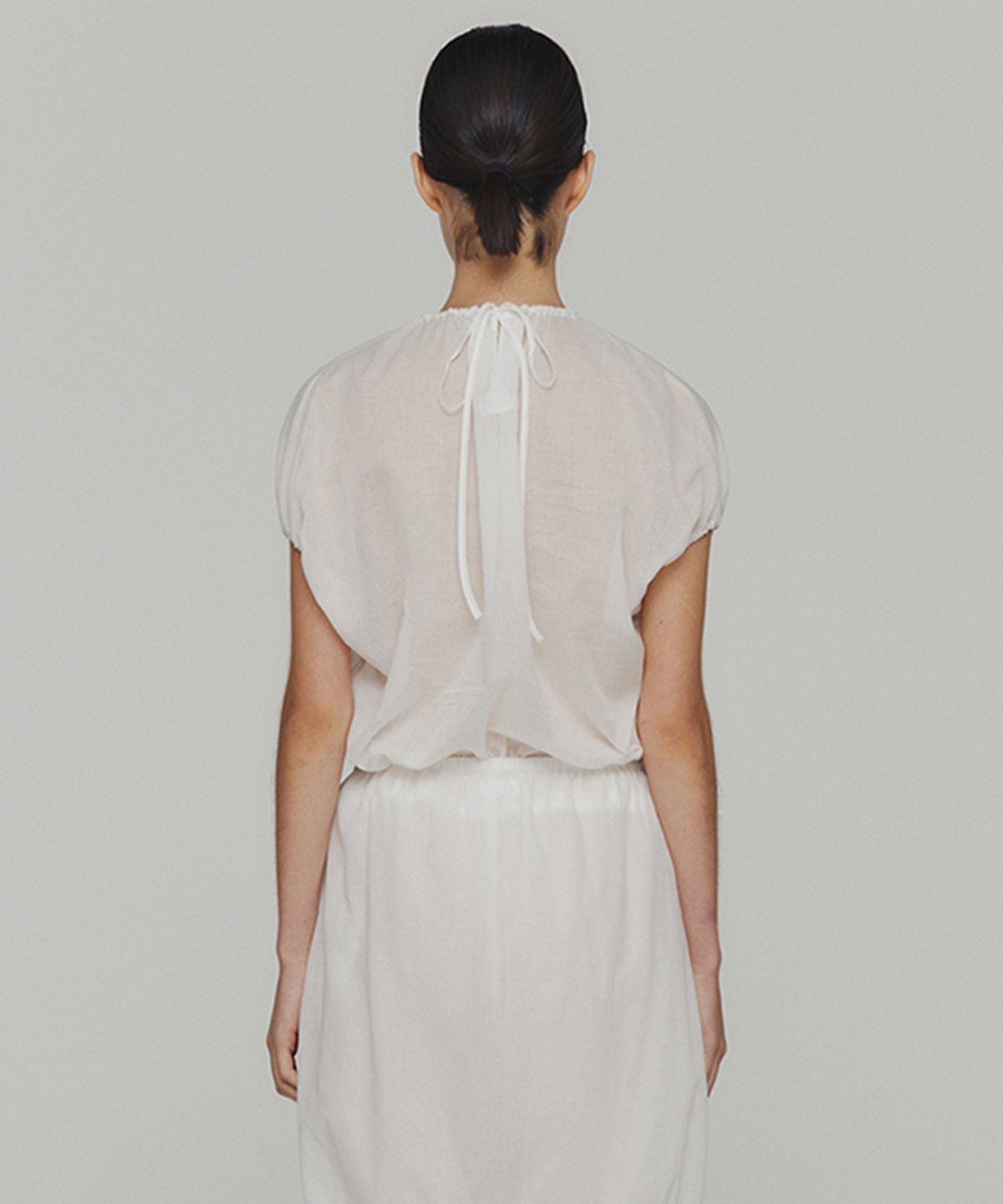 아모멘토(AMOMENTO) SHEER VOLUME SHIRRING TOP_WHITE