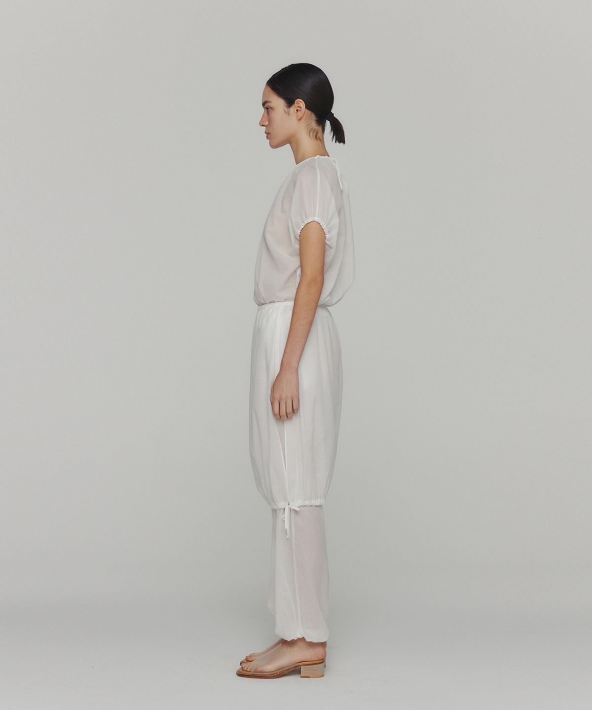 아모멘토(AMOMENTO) SHEER VOLUME SHIRRING TOP_WHITE