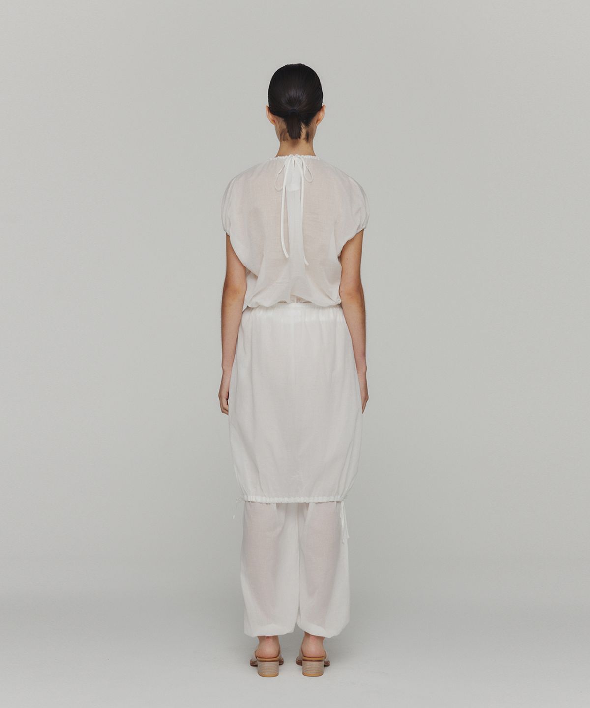 아모멘토(AMOMENTO) SHEER VOLUME SHIRRING TOP_WHITE