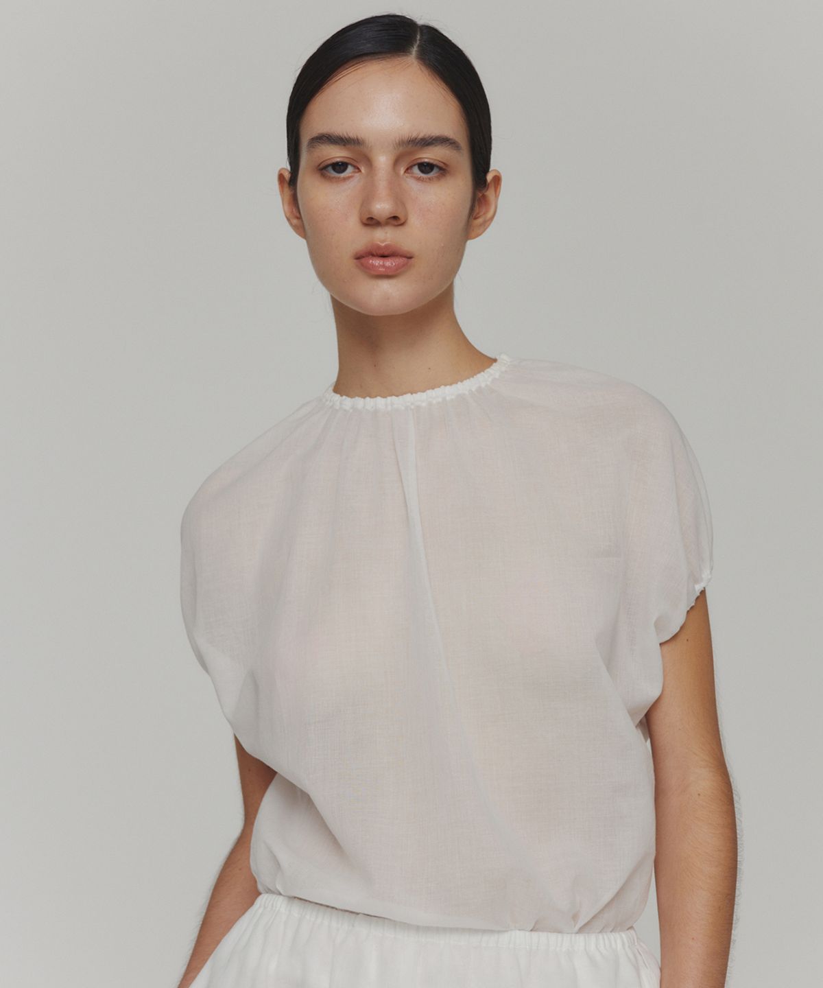 아모멘토(AMOMENTO) SHEER VOLUME SHIRRING TOP_WHITE