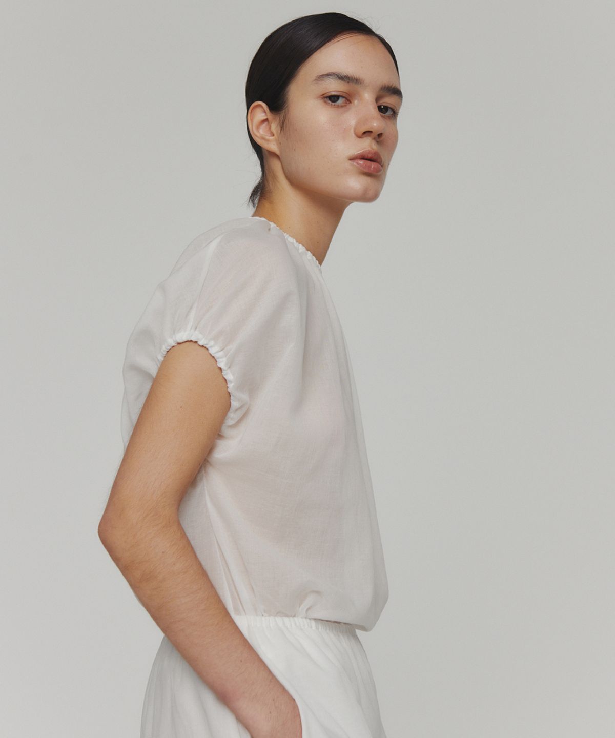 아모멘토(AMOMENTO) SHEER VOLUME SHIRRING TOP_WHITE