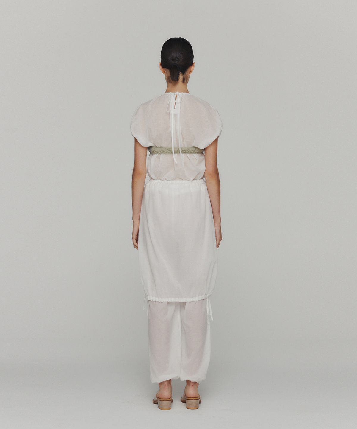 아모멘토(AMOMENTO) SHEER VOLUME SHIRRING TOP_WHITE