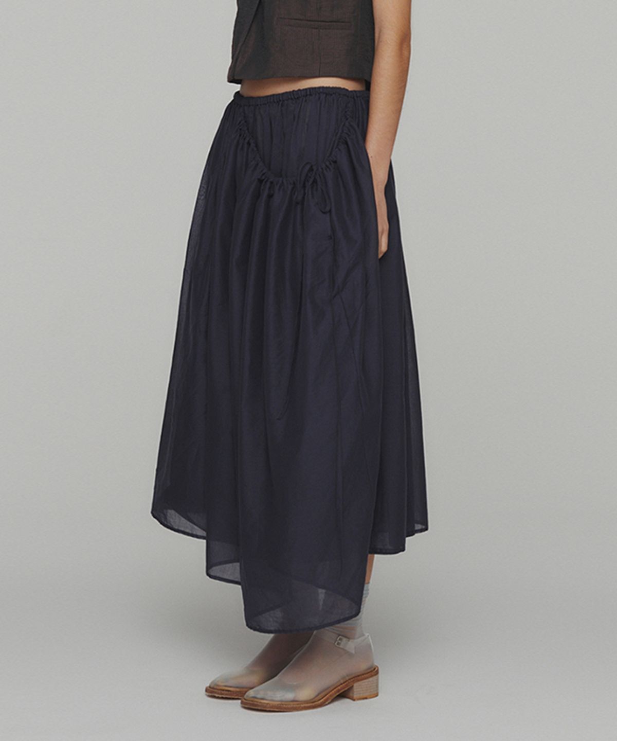 아모멘토(AMOMENTO) DRAWSTRING SHEER SHIRRING SKIRT_NAVY