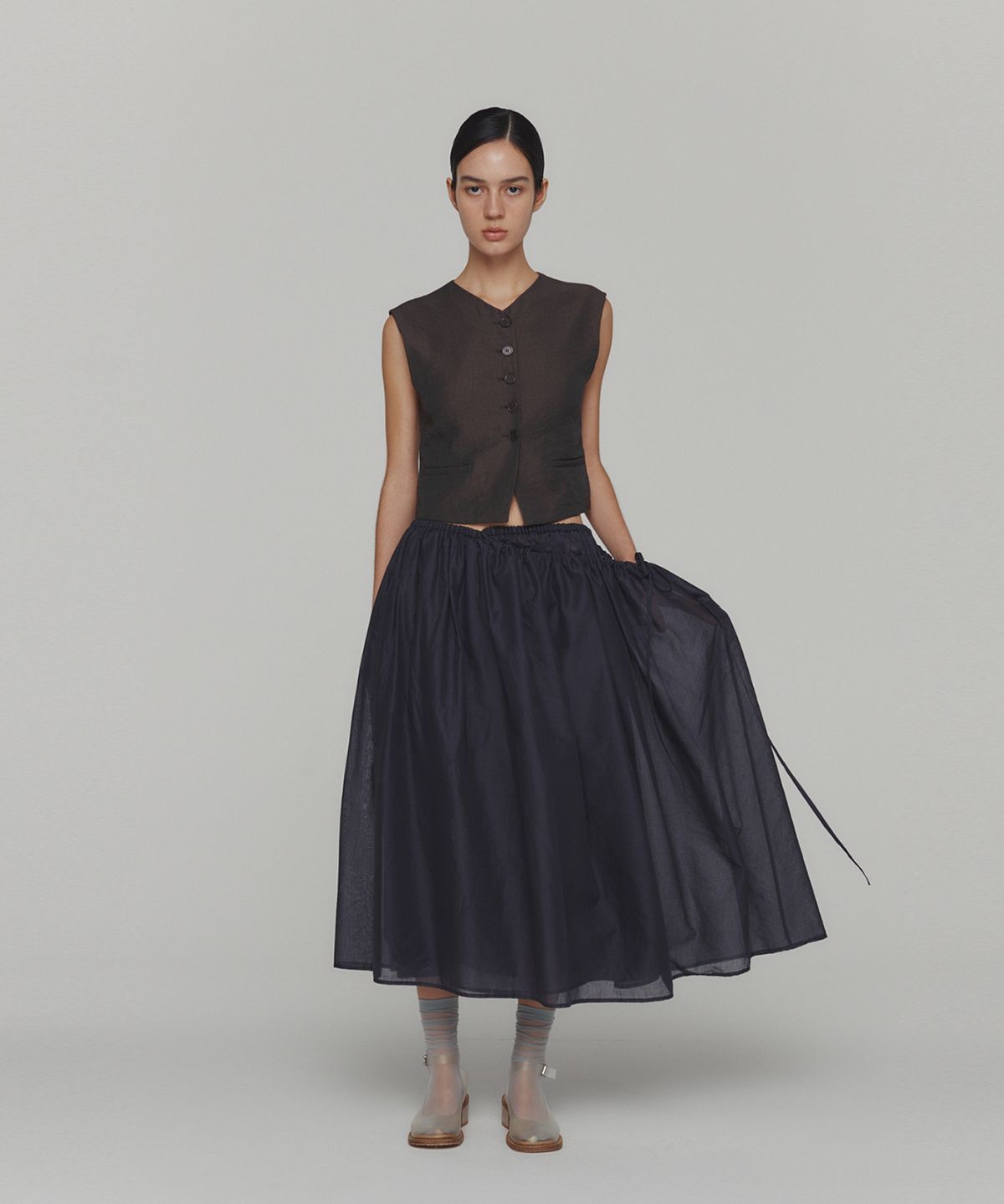 아모멘토(AMOMENTO) DRAWSTRING SHEER SHIRRING SKIRT_NAVY