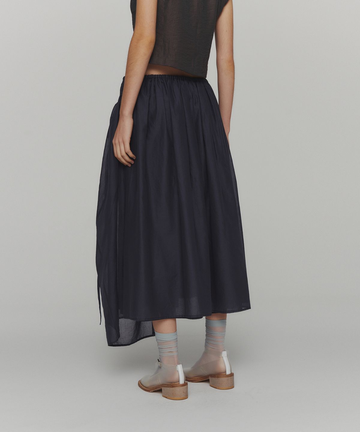 아모멘토(AMOMENTO) DRAWSTRING SHEER SHIRRING SKIRT_NAVY