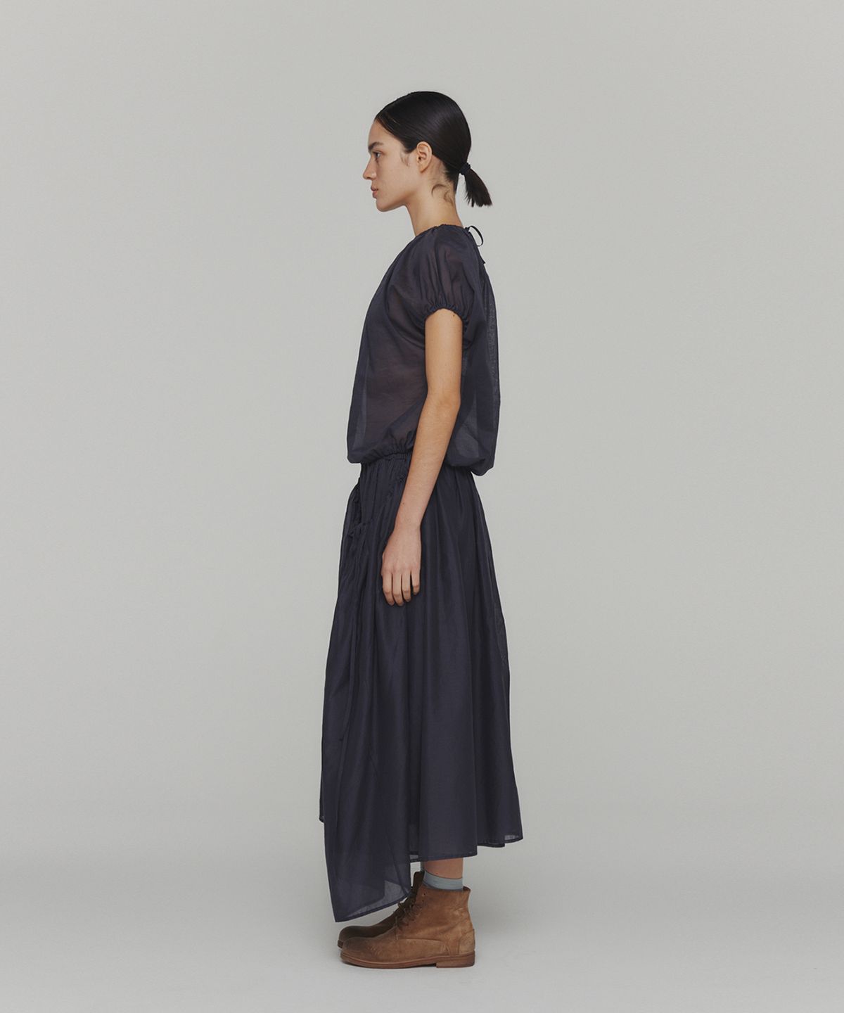 아모멘토(AMOMENTO) DRAWSTRING SHEER SHIRRING SKIRT_NAVY