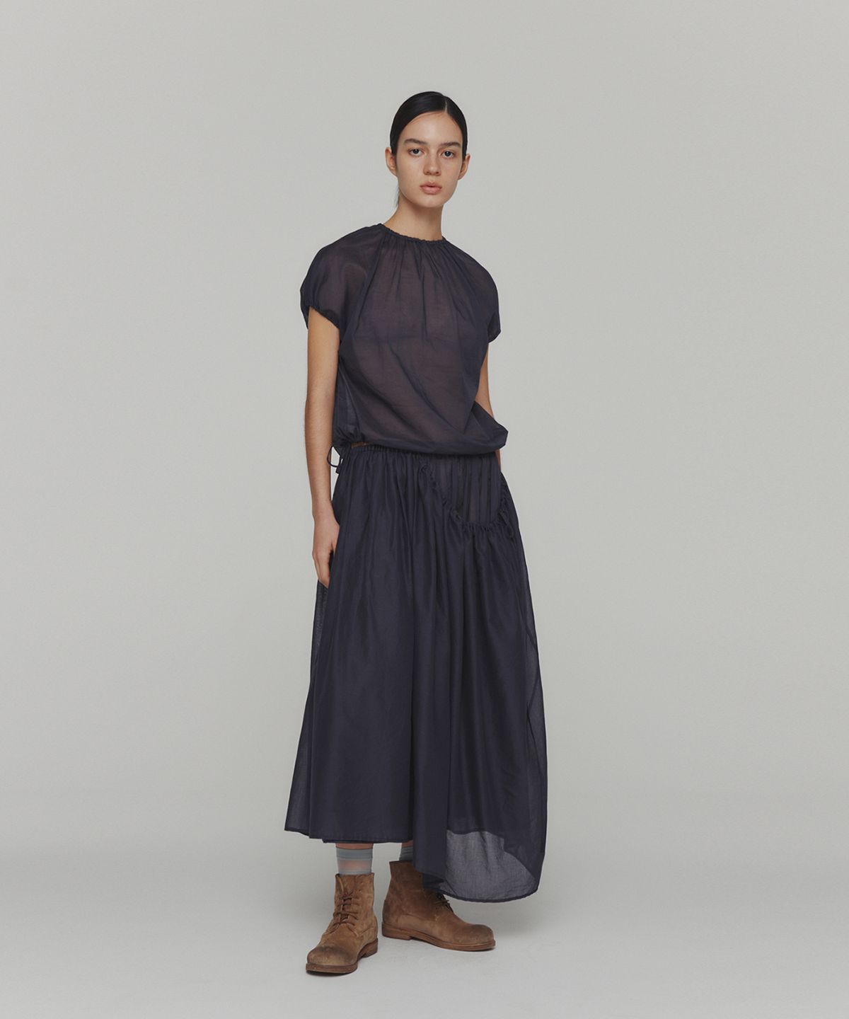 아모멘토(AMOMENTO) DRAWSTRING SHEER SHIRRING SKIRT_NAVY