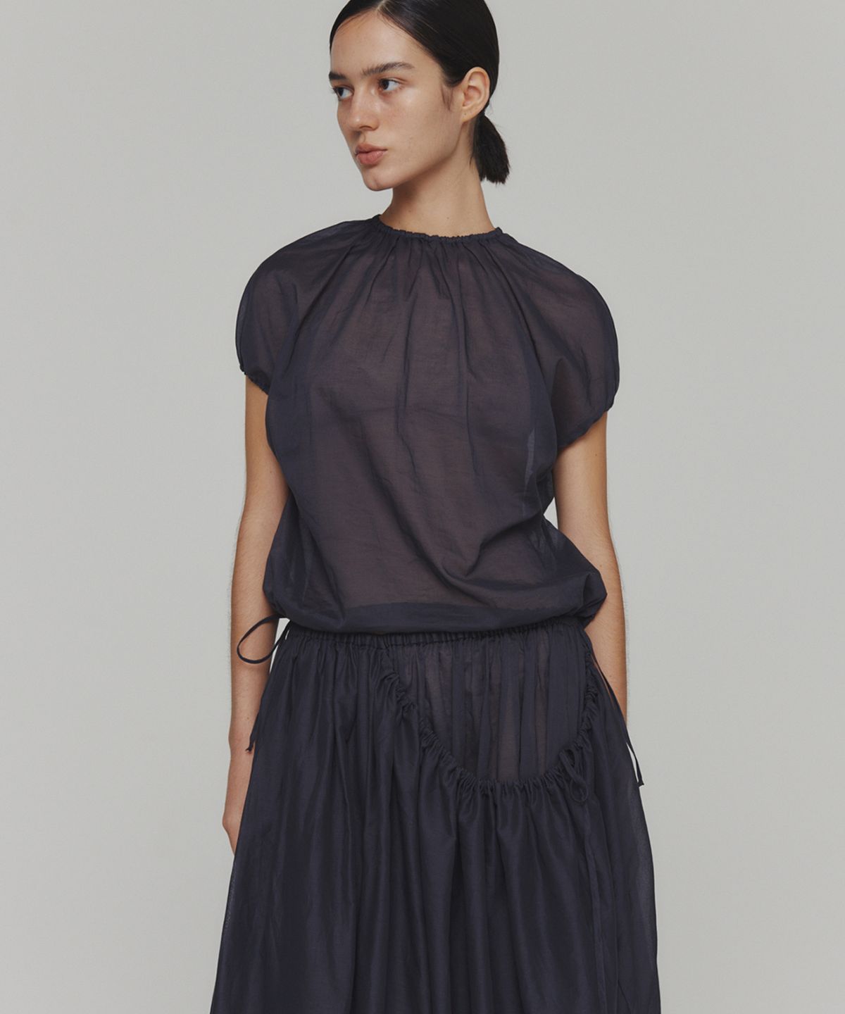 아모멘토(AMOMENTO) DRAWSTRING SHEER SHIRRING SKIRT_NAVY