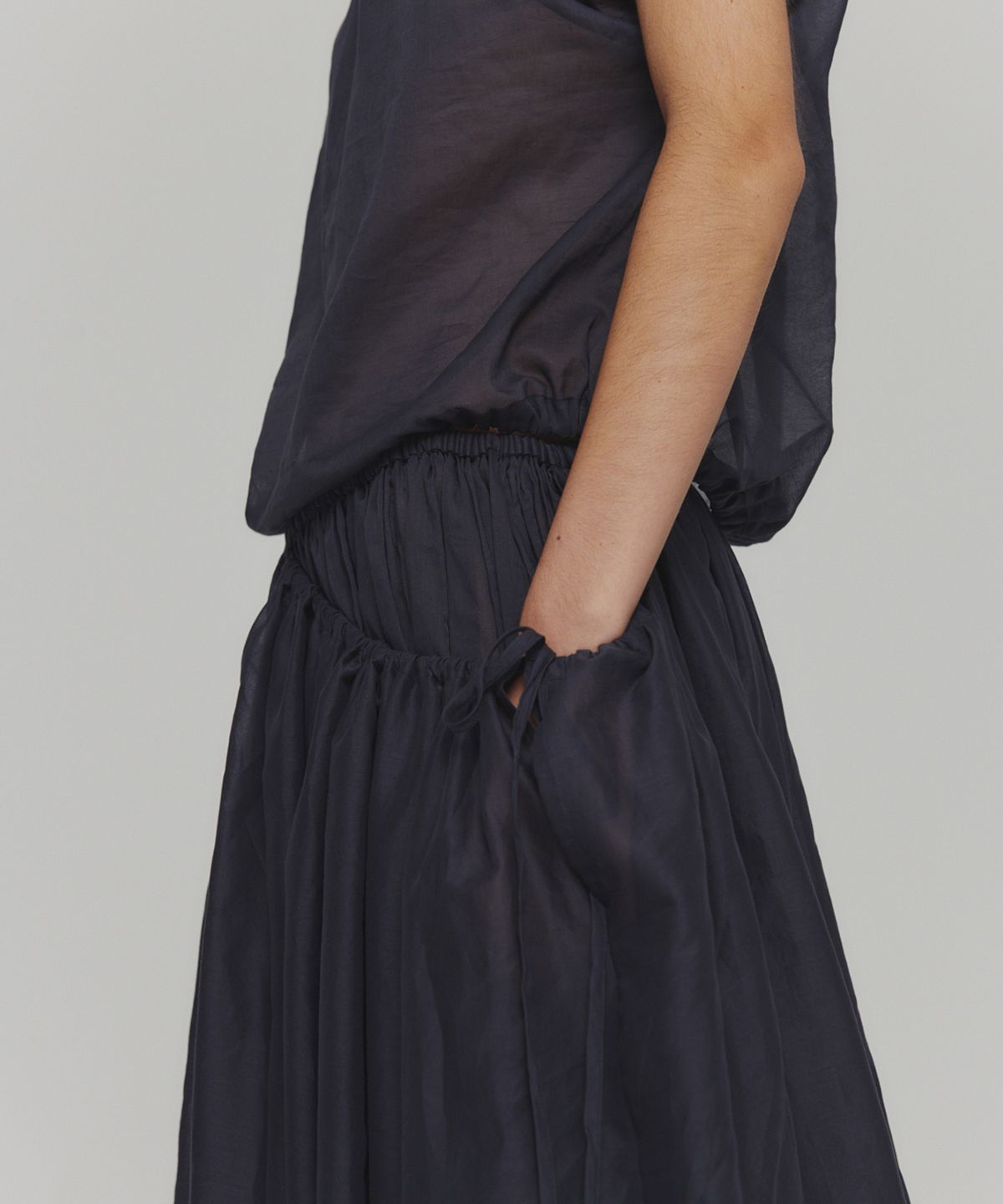 아모멘토(AMOMENTO) DRAWSTRING SHEER SHIRRING SKIRT_NAVY