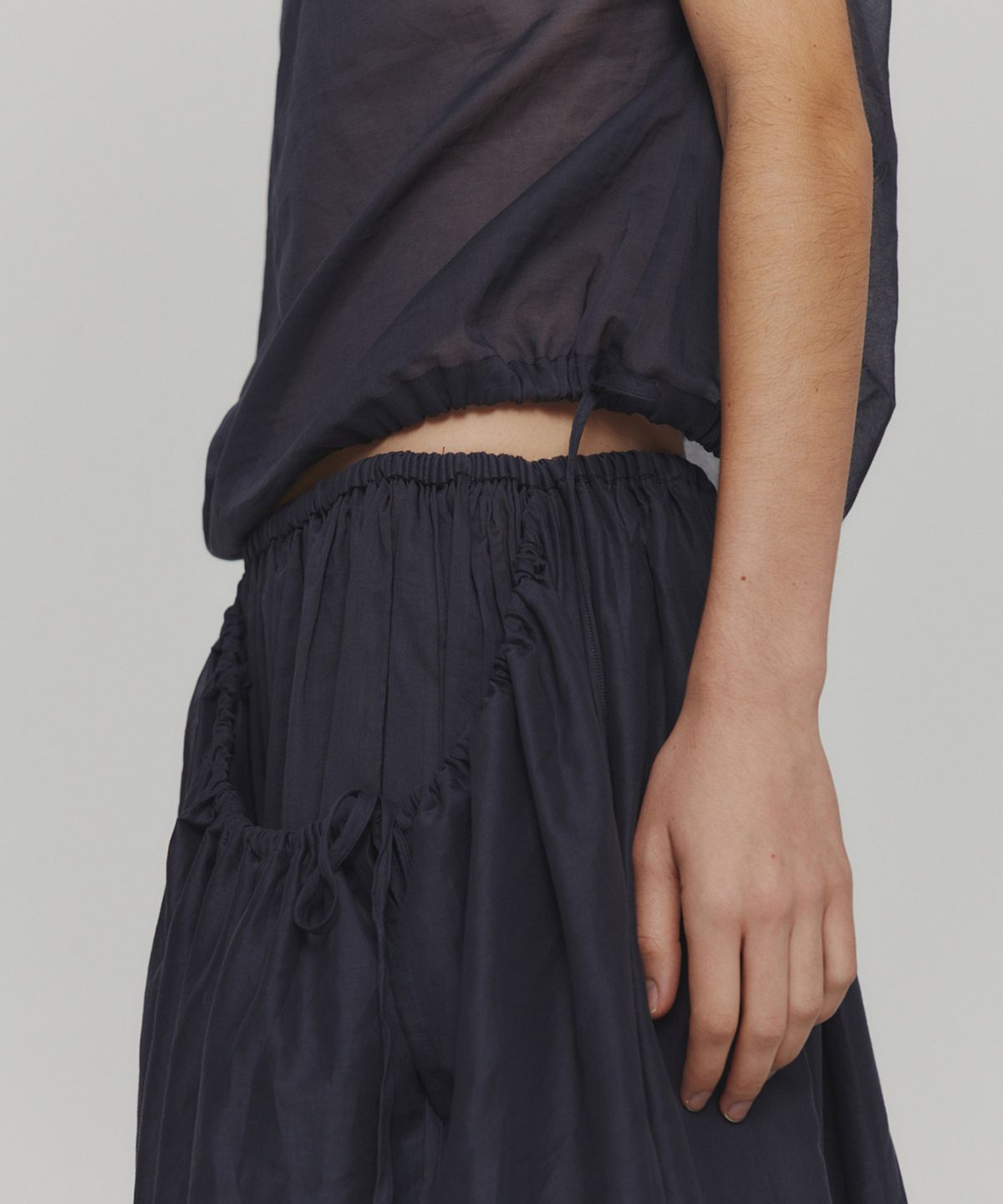 아모멘토(AMOMENTO) DRAWSTRING SHEER SHIRRING SKIRT_NAVY