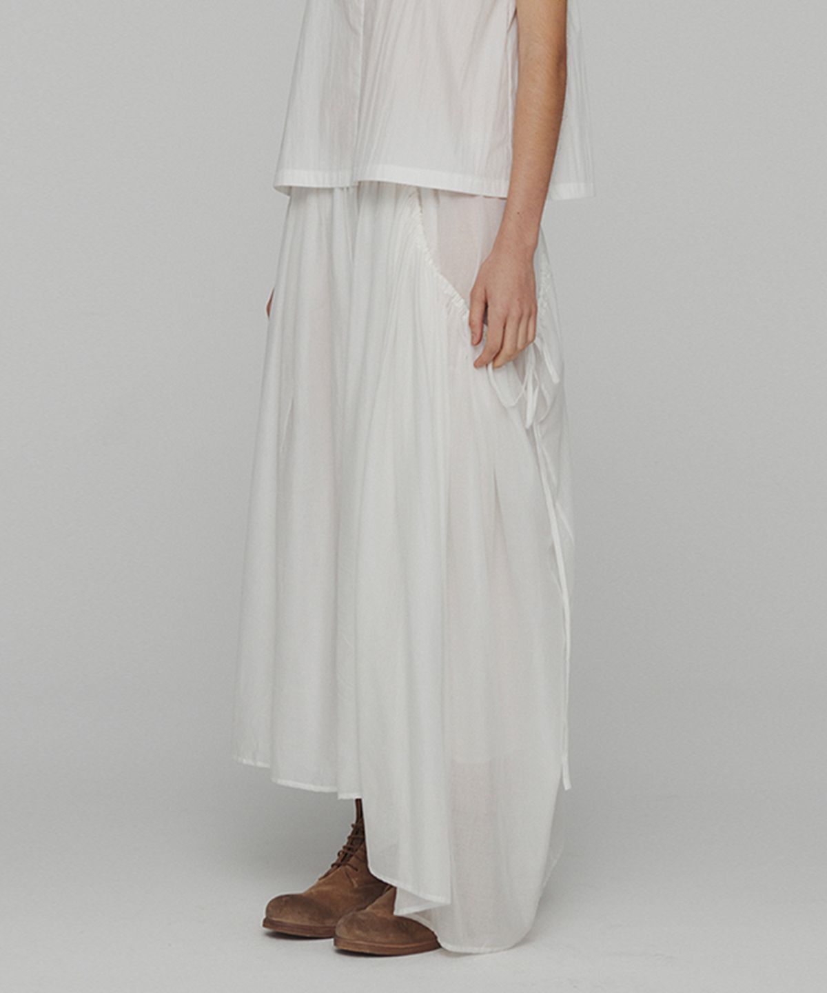 아모멘토(AMOMENTO) DRAWSTRING SHEER SHIRRING SKIRT_WHITE