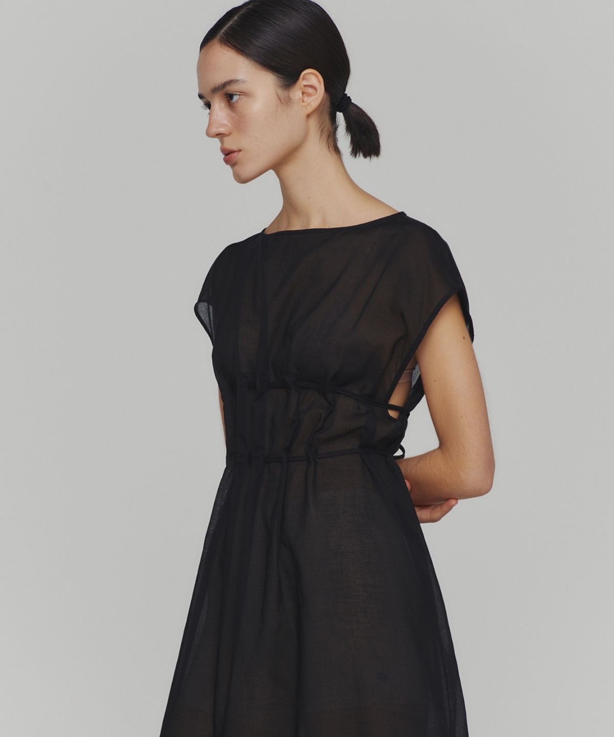 아모멘토(AMOMENTO) SHEER DRAWSTRING DRESS_BLACK