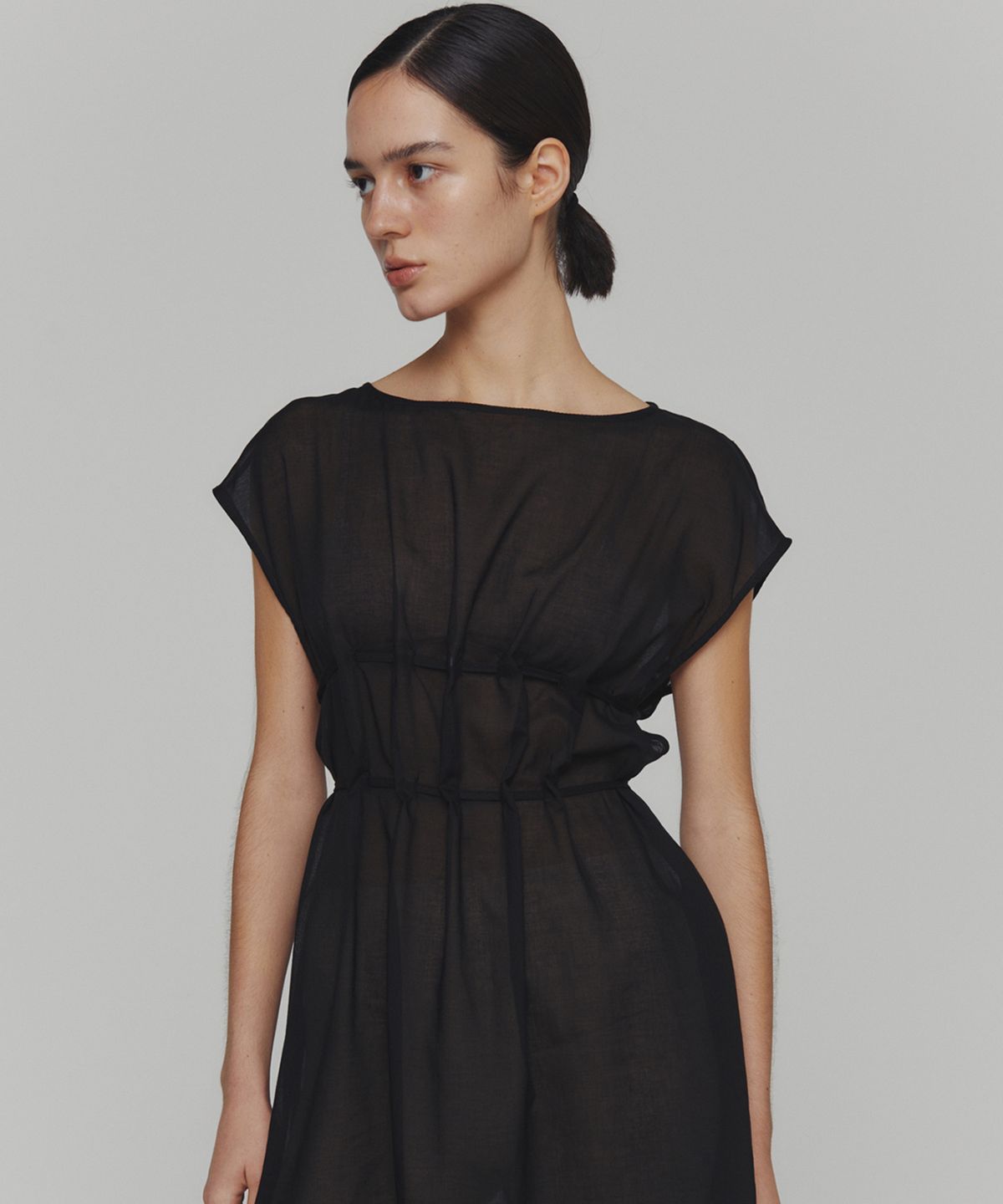 아모멘토(AMOMENTO) SHEER DRAWSTRING DRESS_BLACK