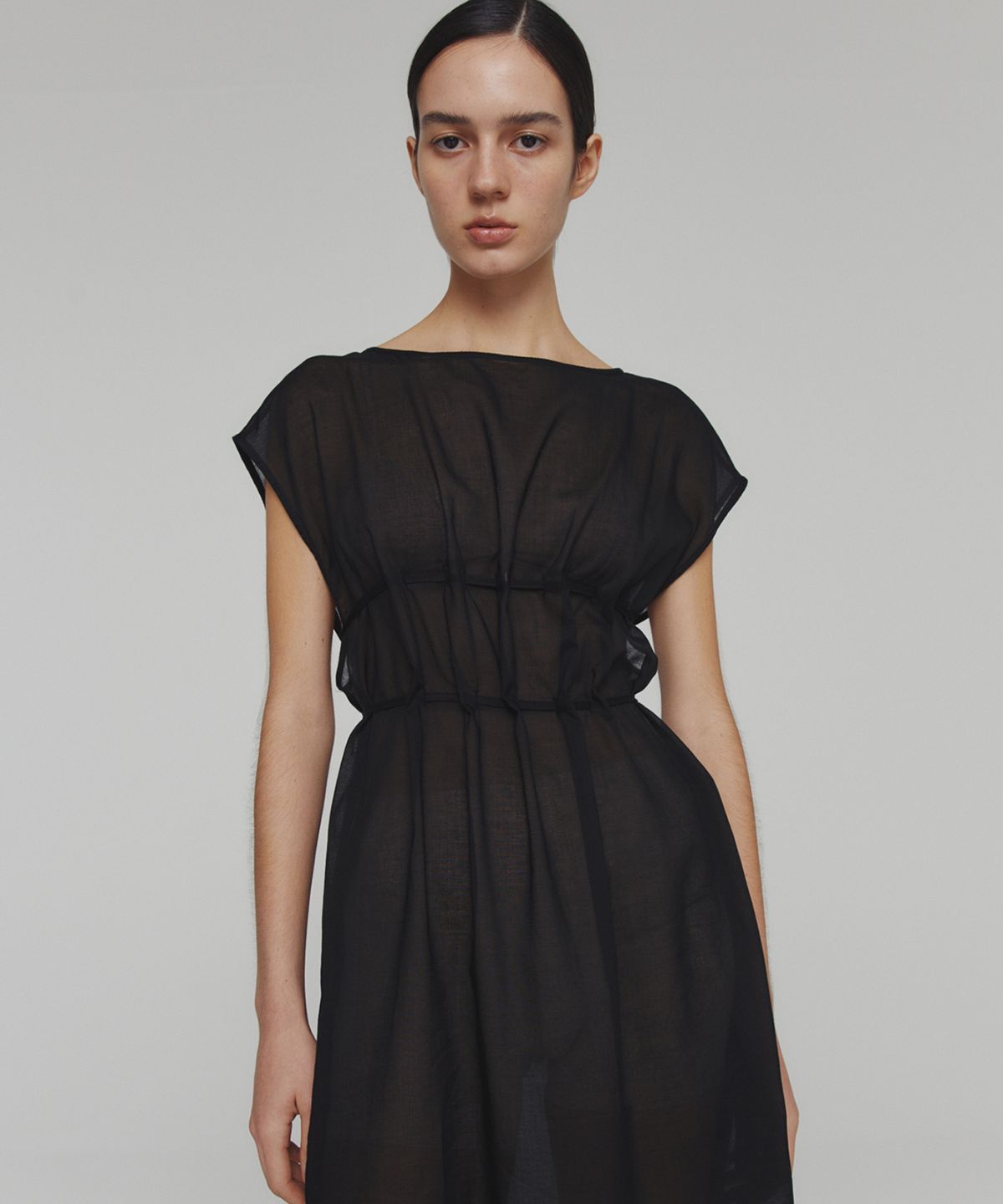 아모멘토(AMOMENTO) SHEER DRAWSTRING DRESS_BLACK