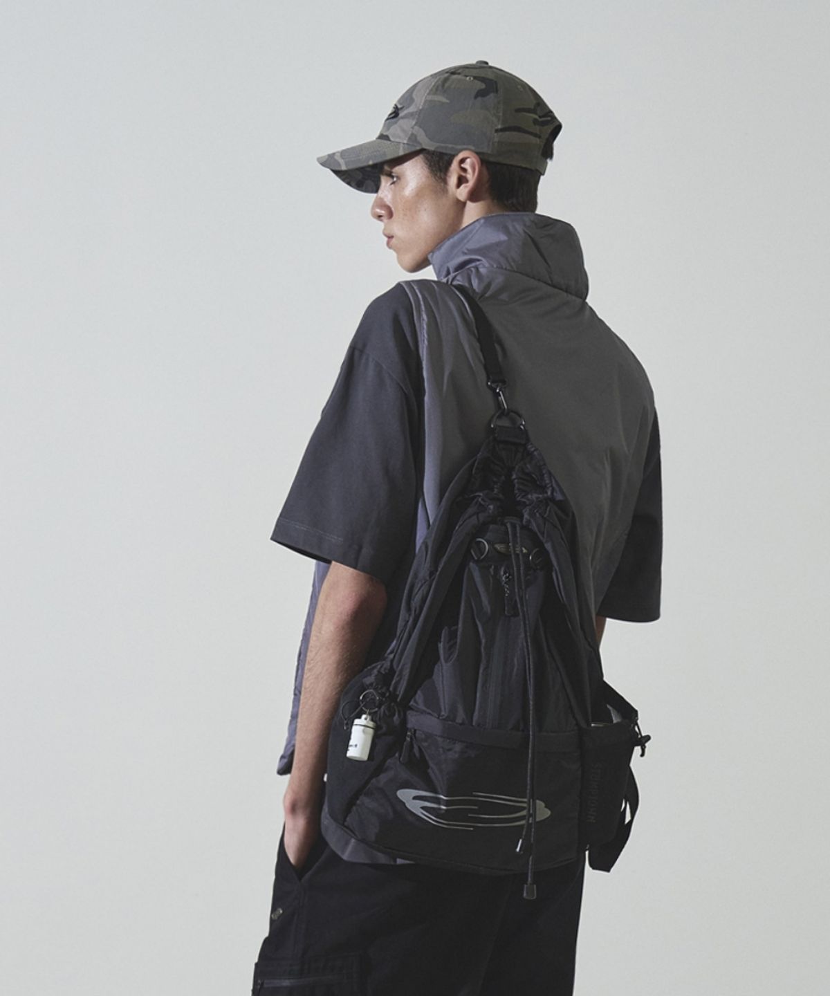 오프닝프로젝트(OPENING PROJECT) Mesh Pocket String Bag - Black