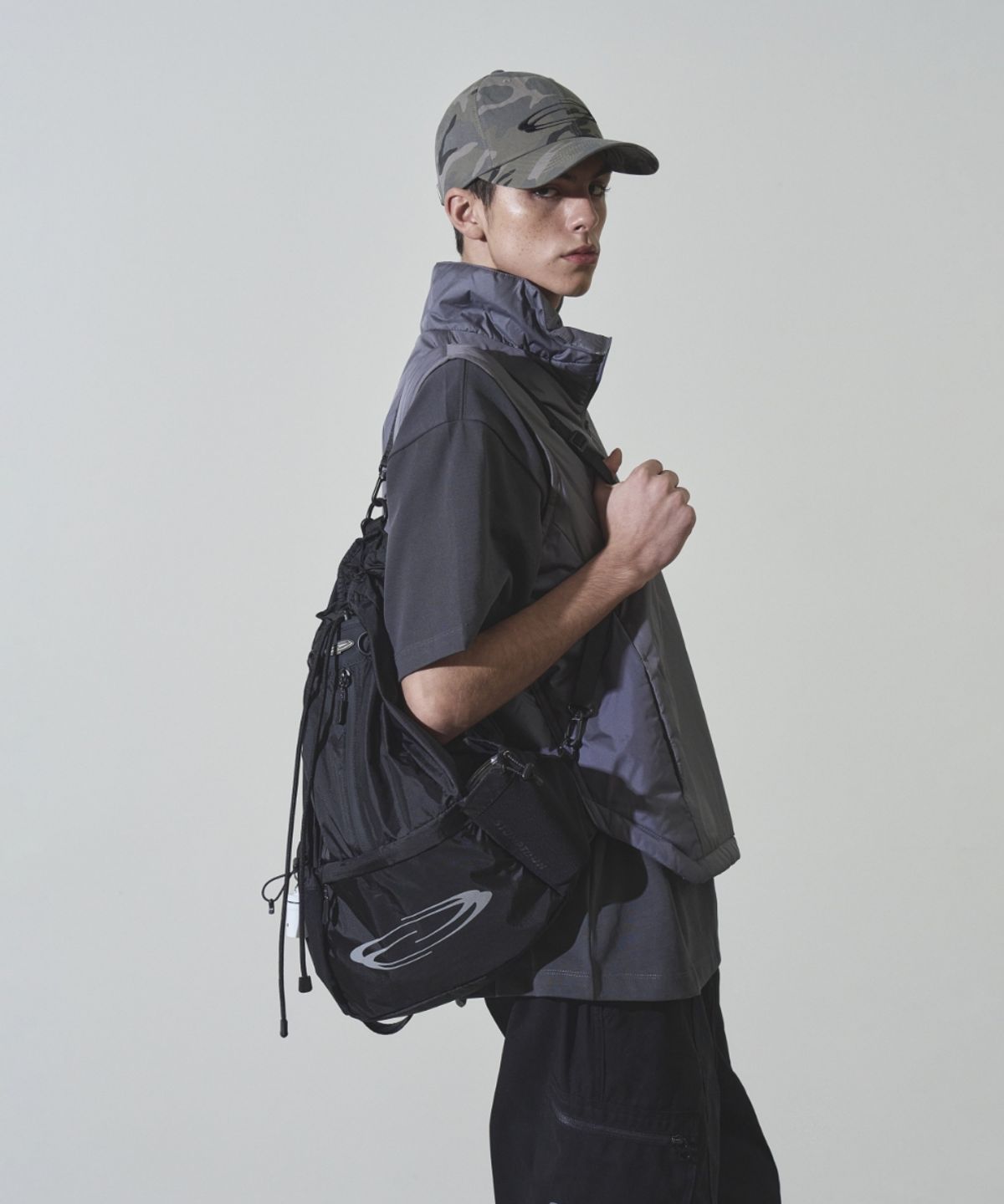 오프닝프로젝트(OPENING PROJECT) Mesh Pocket String Bag - Black