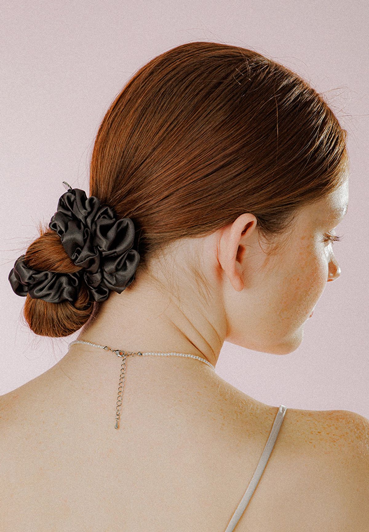 멜로토리(MELLOTORY) 셔링 사틴 스크런치 (딥그레이)