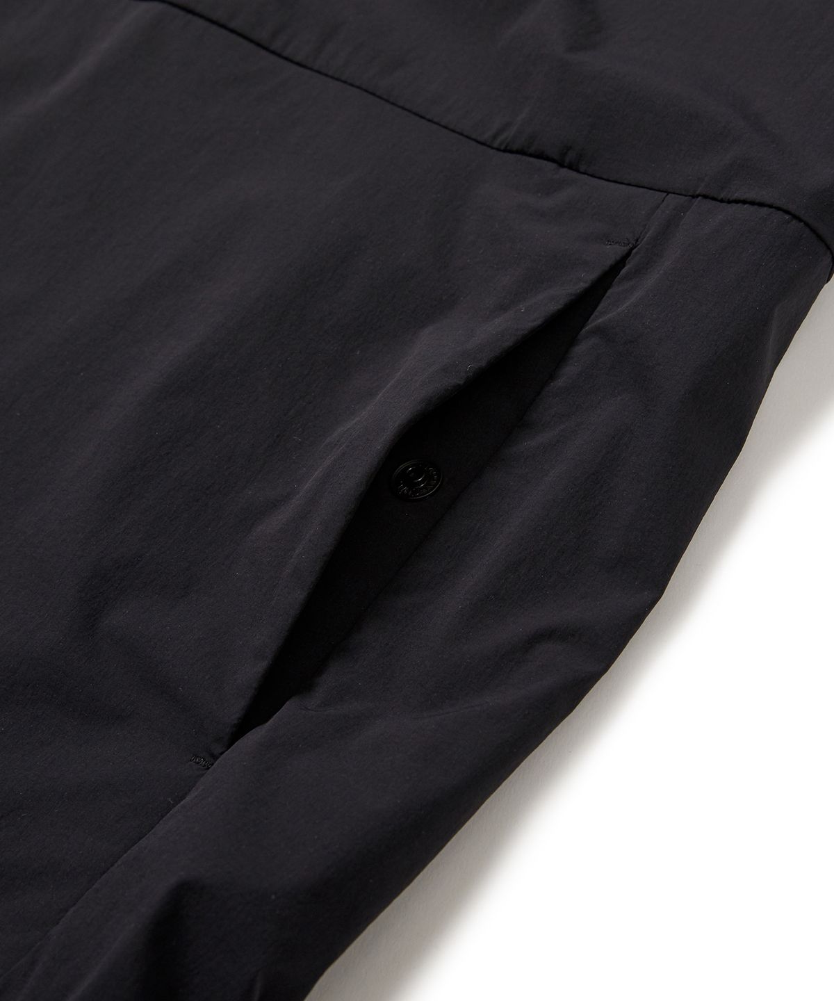 스노우피크 어패럴(SNOWPEAK APPAREL) 씬테크 우븐 스탠드넥 반팔 아노락 Black (S24MMSAN34)