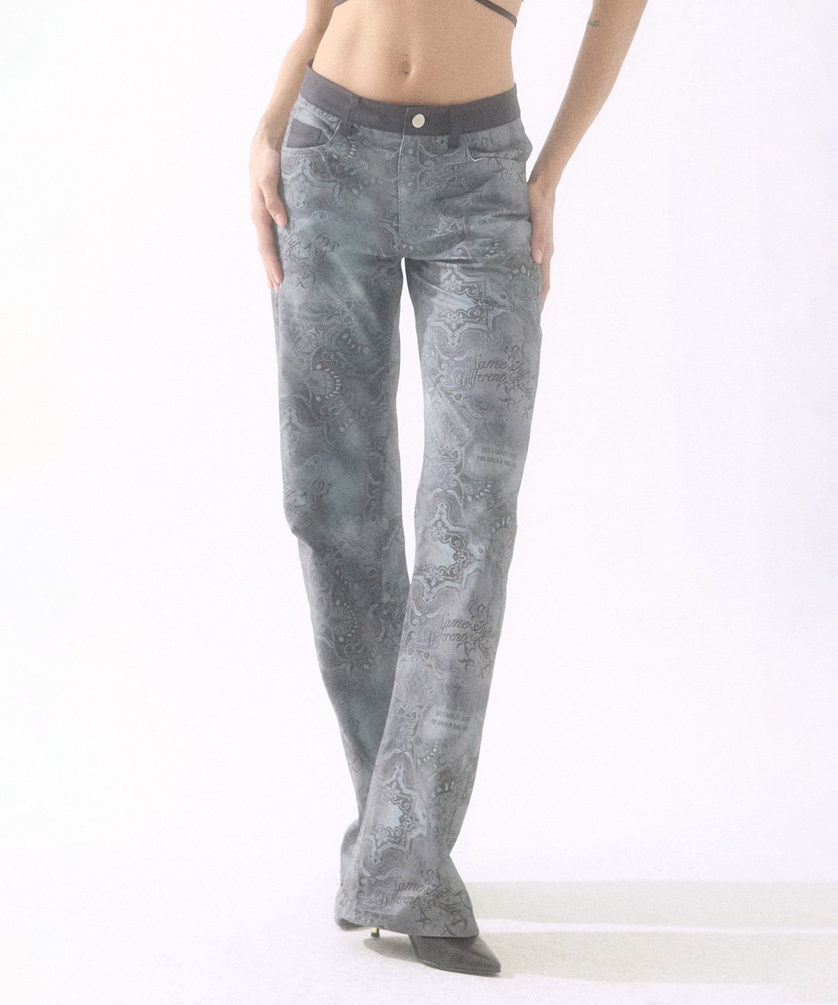 배디(BADEE) Printing Twill Pants Black Paisley