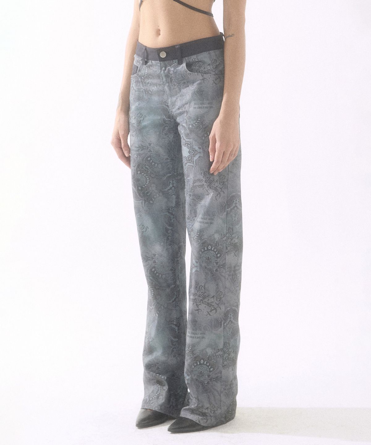 배디(BADEE) Printing Twill Pants Black Paisley